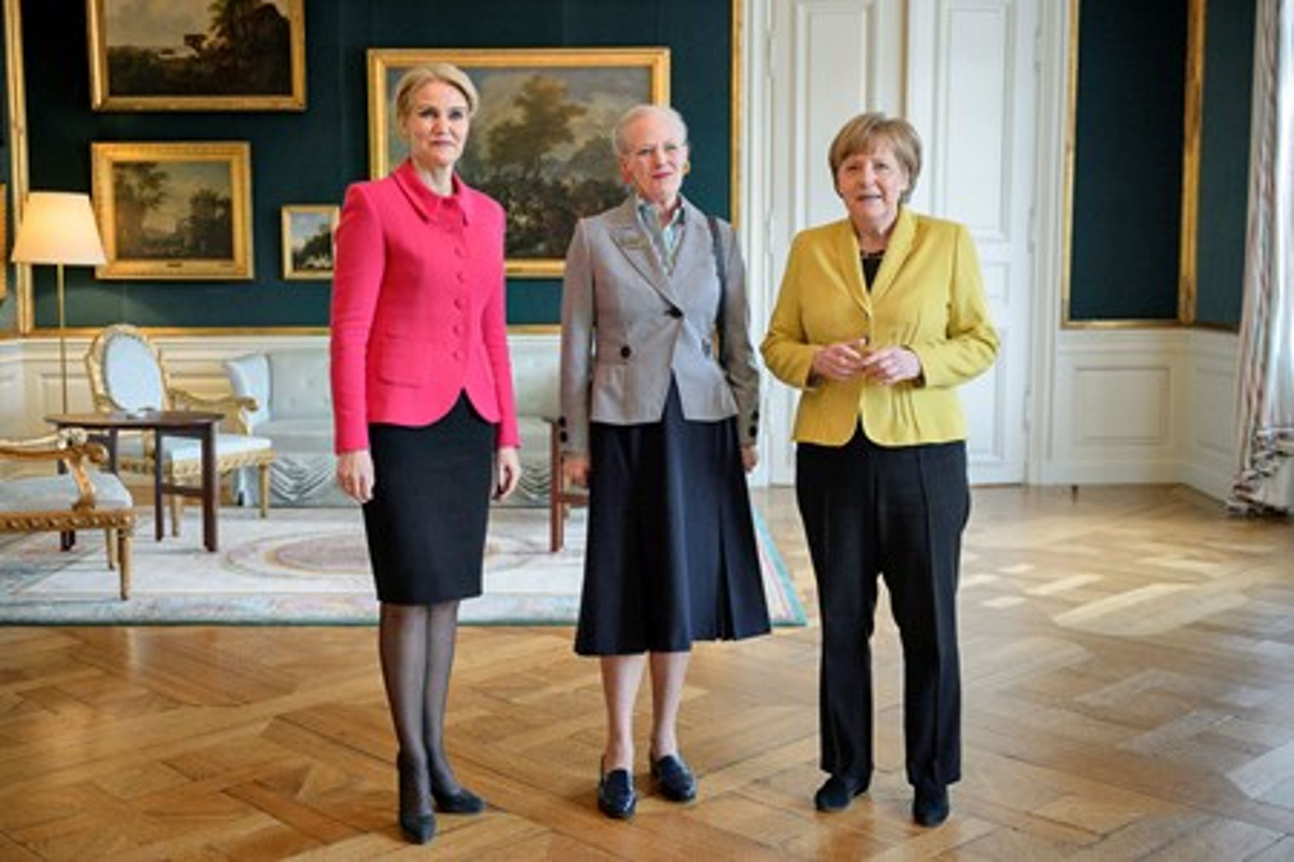 Statsminister Helle Thorning-Schmidts (S) lykkelige tid som ophøjet og feteret statskvinde, der formåede at samle nationen ved majestætens fødselsdag og&nbsp;70-året for Befrielsen, samt fik statsbesøg fra&nbsp;Angela Merkel, er slut, skriver Jarl Cordua.&nbsp;