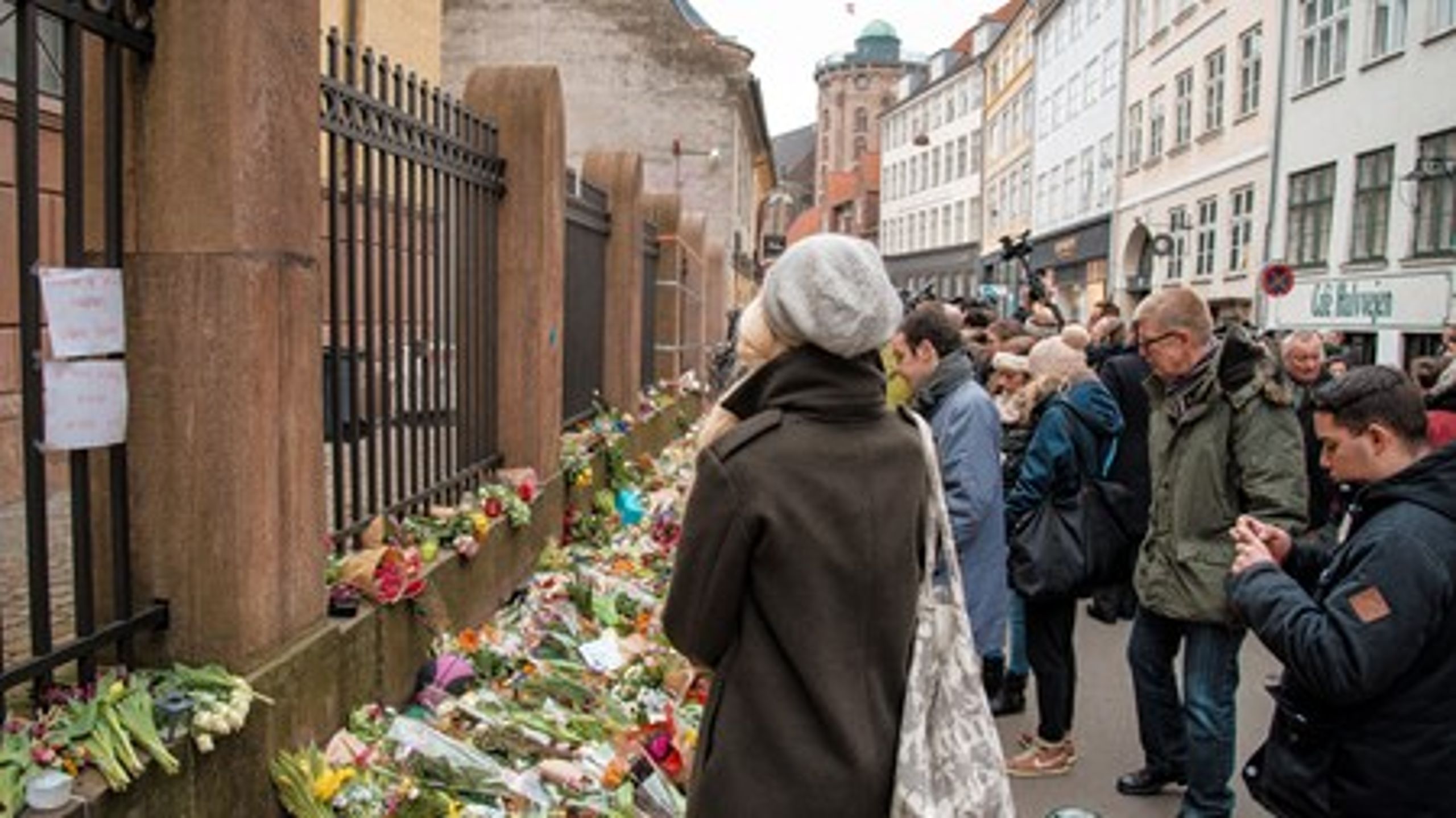 Blomster foran synagogen i Krystalgade, som i februar var mål for et terrorangreb. Justitsminister Mette Frederiksen (S) skal onsdag i samråd om bevogtningen foran synagogen.
