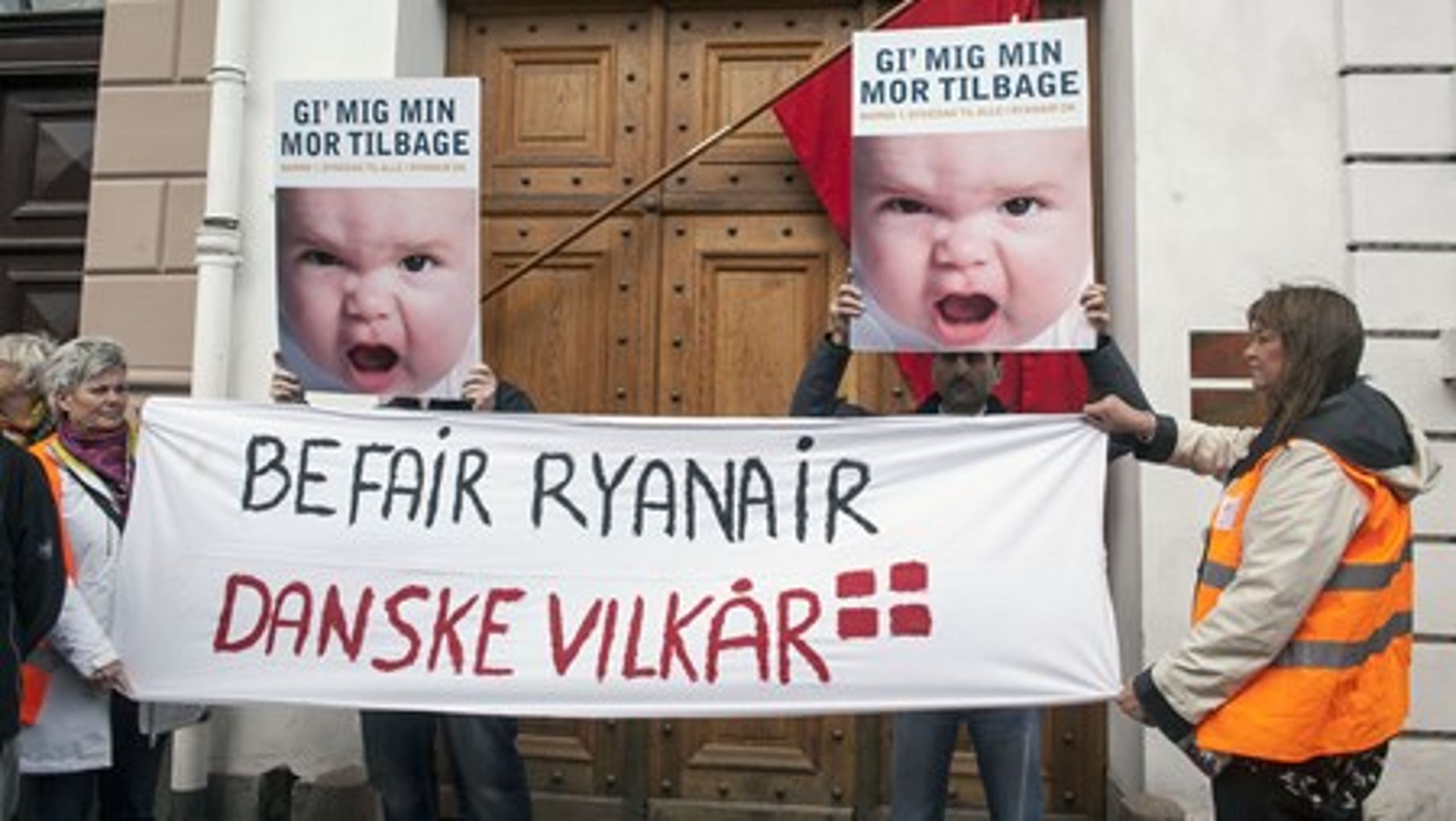 Demonstrationer foran Arbejdsretten i København onsdag. Arbejdsretten skal&nbsp;tage stilling til, om en strejke og sympatikonflikt over for Ryanair er lovlig. Afgørelsen er indtil videre udskudt.