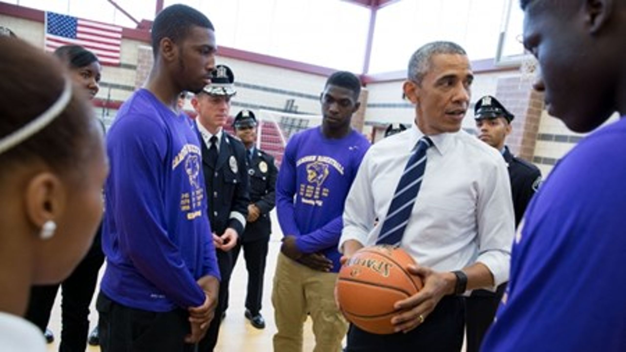 Obama taler med studerende og med politibetjente efter hans tale i Camden denne uge.