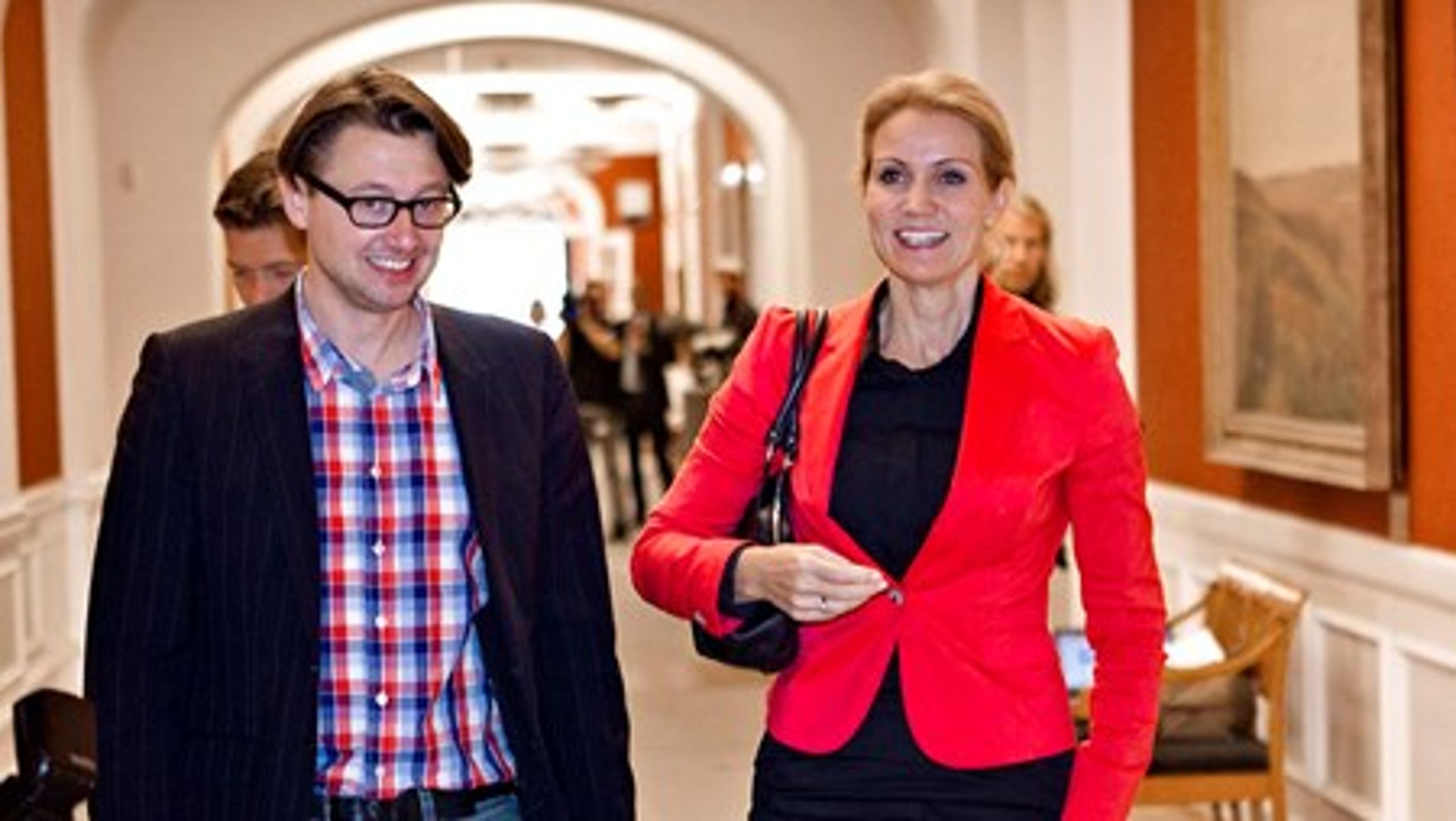 Helle Thorning-Schmidt i selskab med sin særlige rådgiver Noa Redington, der har været med siden 2008.