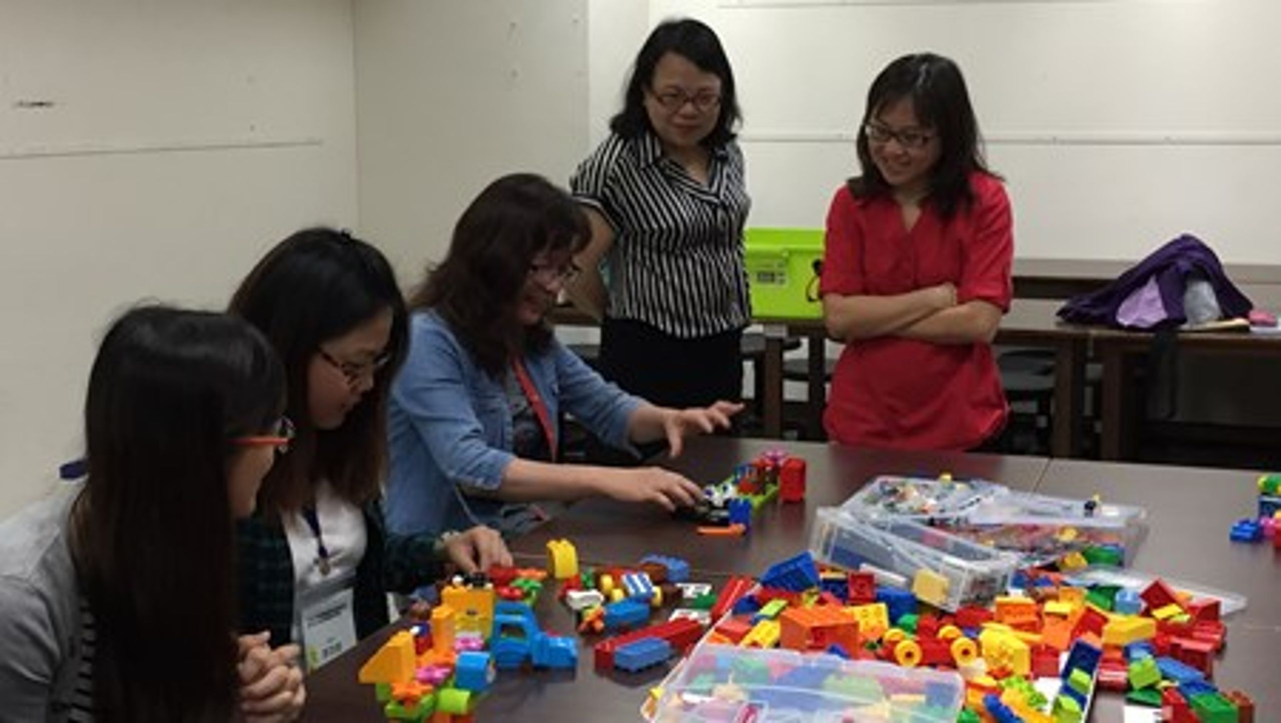 Lisa Lin Halskov, partner og innovationskonsulent i Copenhagen Living Lab, promoverer brugen af Lego i ældreplejen blandt taiwanesisk sundhedspersonale.