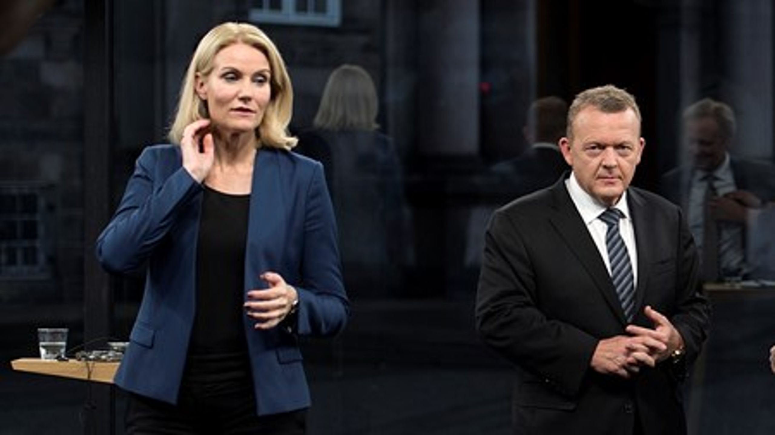 Godt en uge inde i valgkampen, har rød blok med statsminister Helle Thorning-Schmidt (S)&nbsp;i spidsen indhentet blå bloks gevaldige forspring. Nu står det lige.