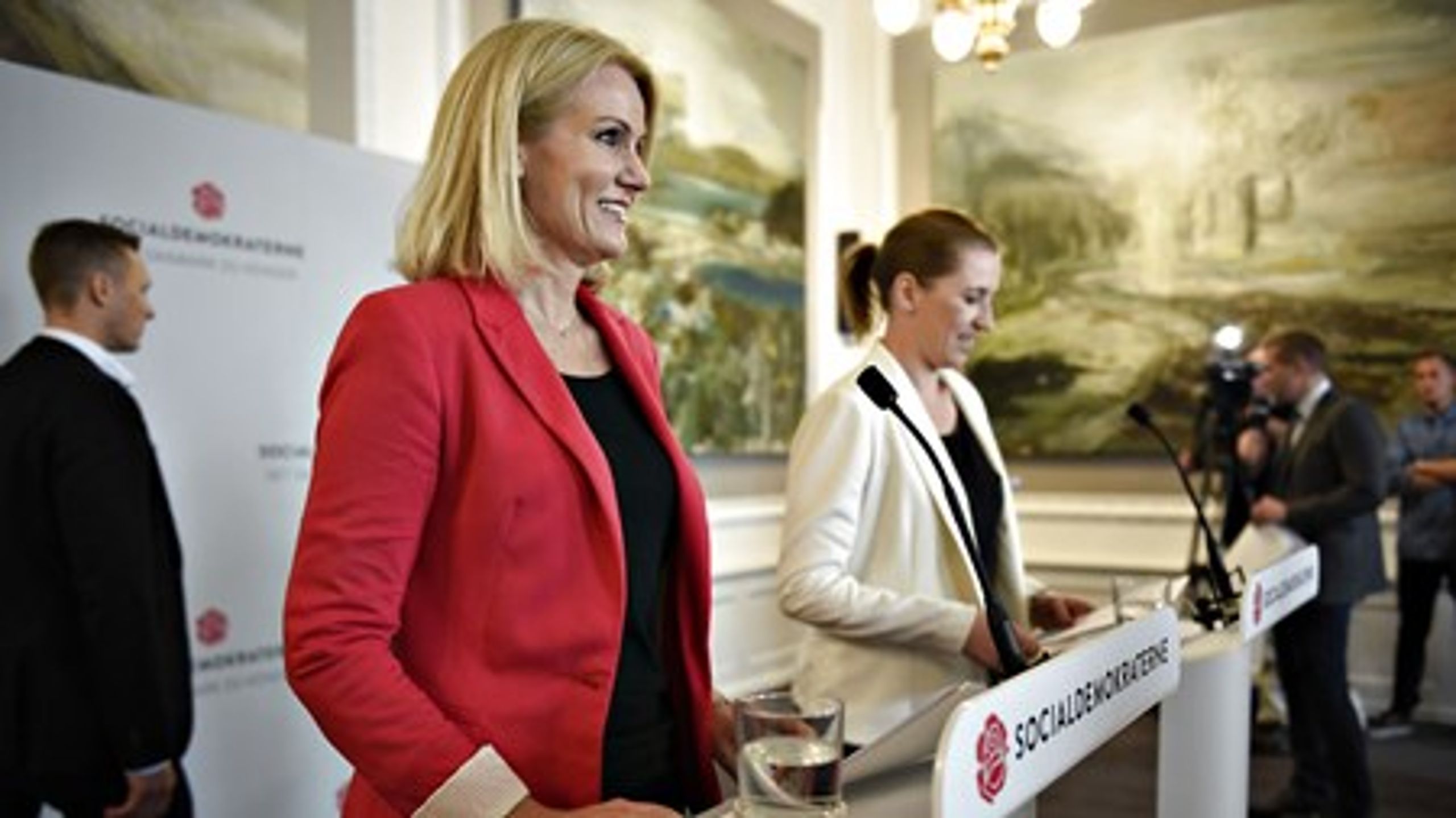 Helle Thorning-Schmidt og Mette Frederiksen fremlægger udspillet, "Vi skal kunne følge med" i Socialdemokraternes gruppeværelse.