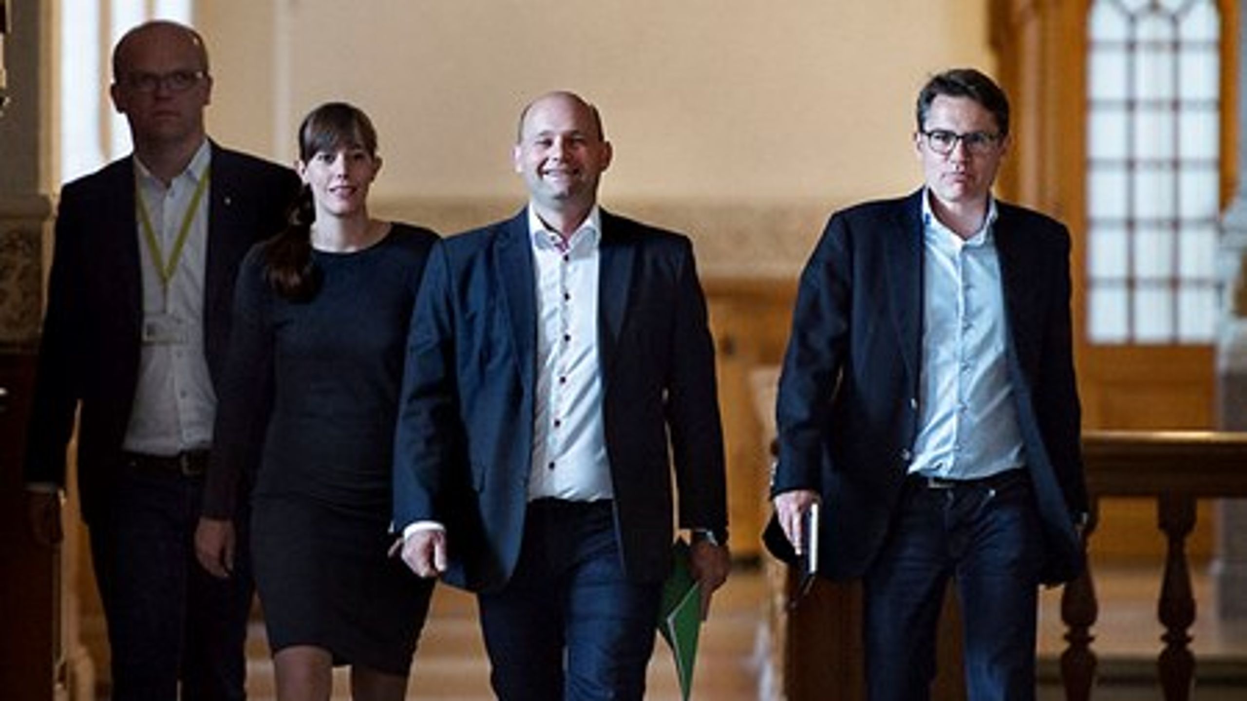Søren Pape Poulsen på vej til forhandlinger med partifællerne Mai Mercado og Brian Mikkelsen.&nbsp;