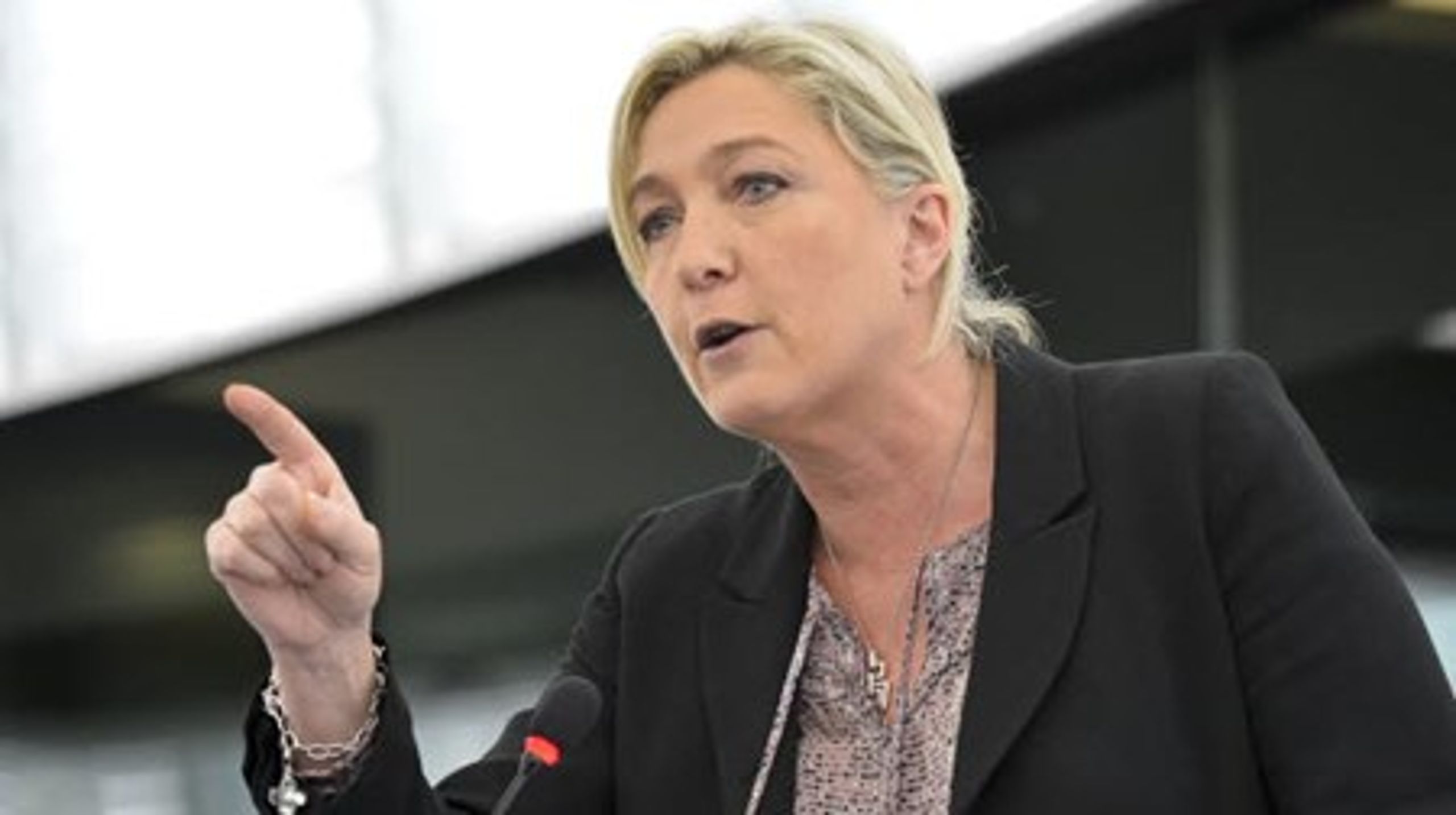 Den nye gruppe kan give Marine Le Pens løftede pegefingre mere vægt i Europa-Parlamentet.