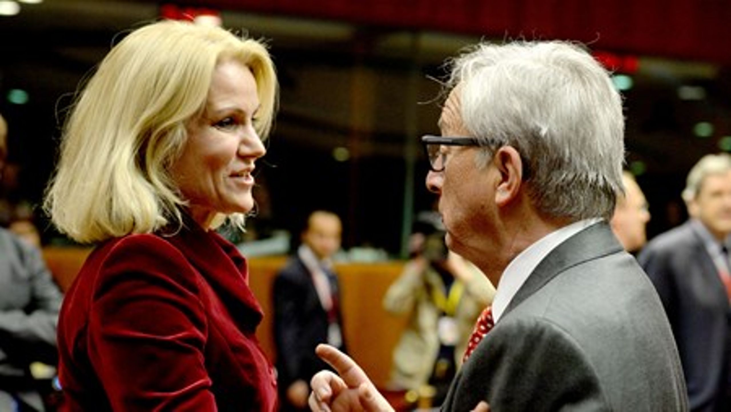 Fungerende statsminister Helle Thorning-Schmidt holdt lav profil på sit sidste EU-topmøde. Det gjorde EU-Kommissionens formand Jean-Claude Juncker (t.h) ikke. Tværtimod var han i ophedet diskussion med EU-cheferne om flygtningepresset på EU's grænser.