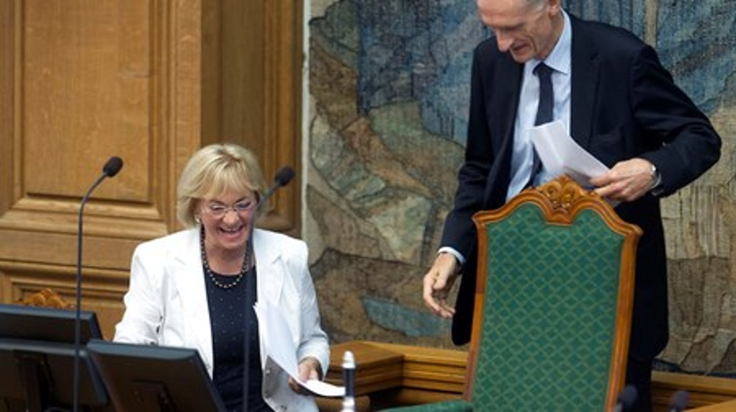 Bertel Haarder byder Pia Kjærsgaard velkommen som ny formand for Folketinget, efter hun blev valgt fredag.&nbsp;