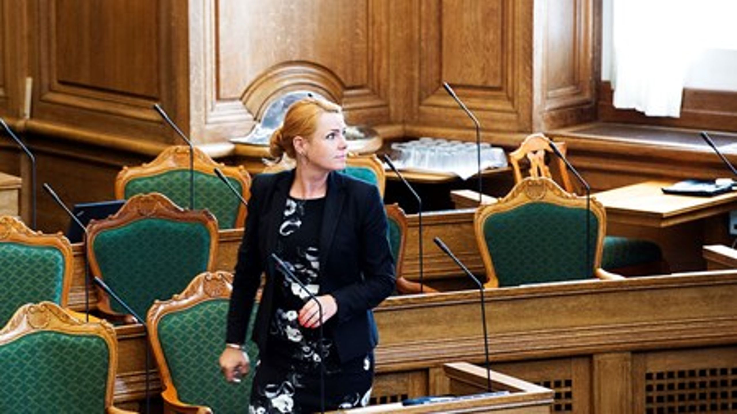 Inden udlændinge- og integrationminister Inger Støjberg (V) vil fremsætte et lovforslag, skal 2750 sager om tildeling af statsborgerskab genbehandles i Indfødsretsudvalget.