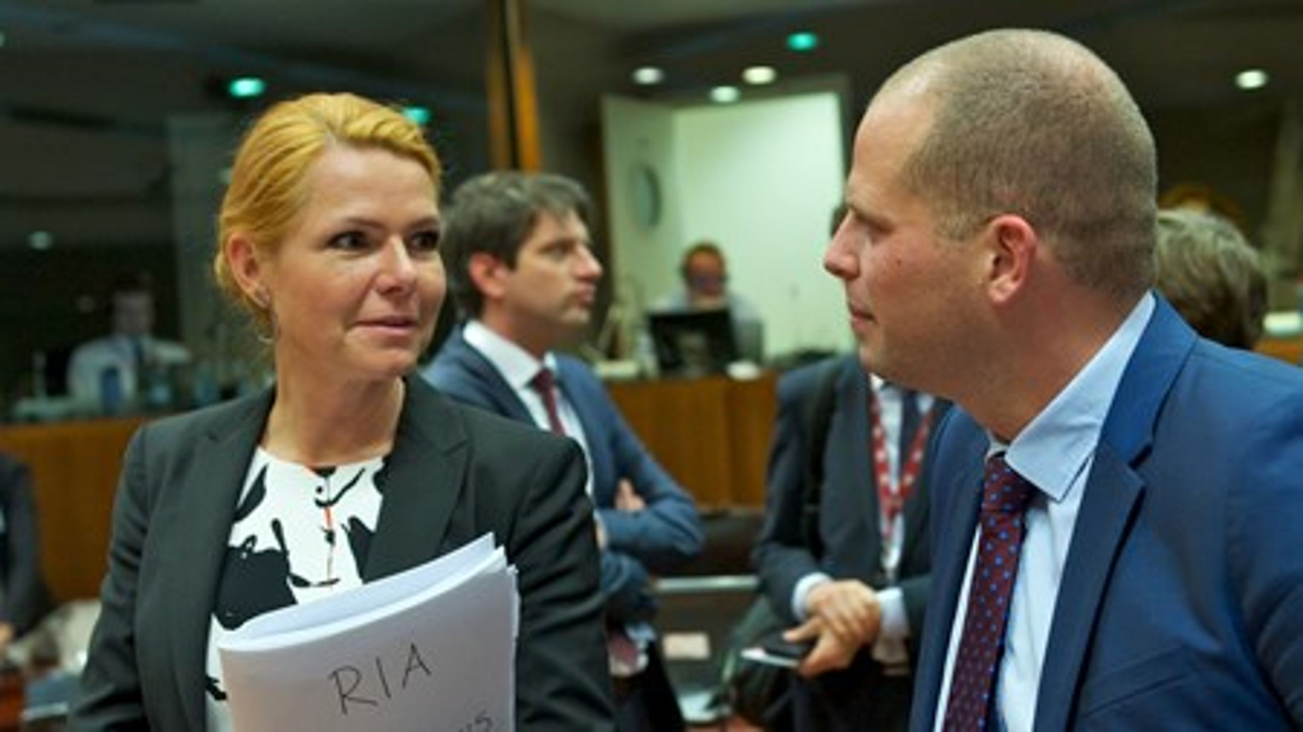 Integrationsminister Inger Støjberg (V) taler med sin belgiske kollega Theo Francken forud for ekstraordinært ministerrådsmøde i Bruxelles mandag.