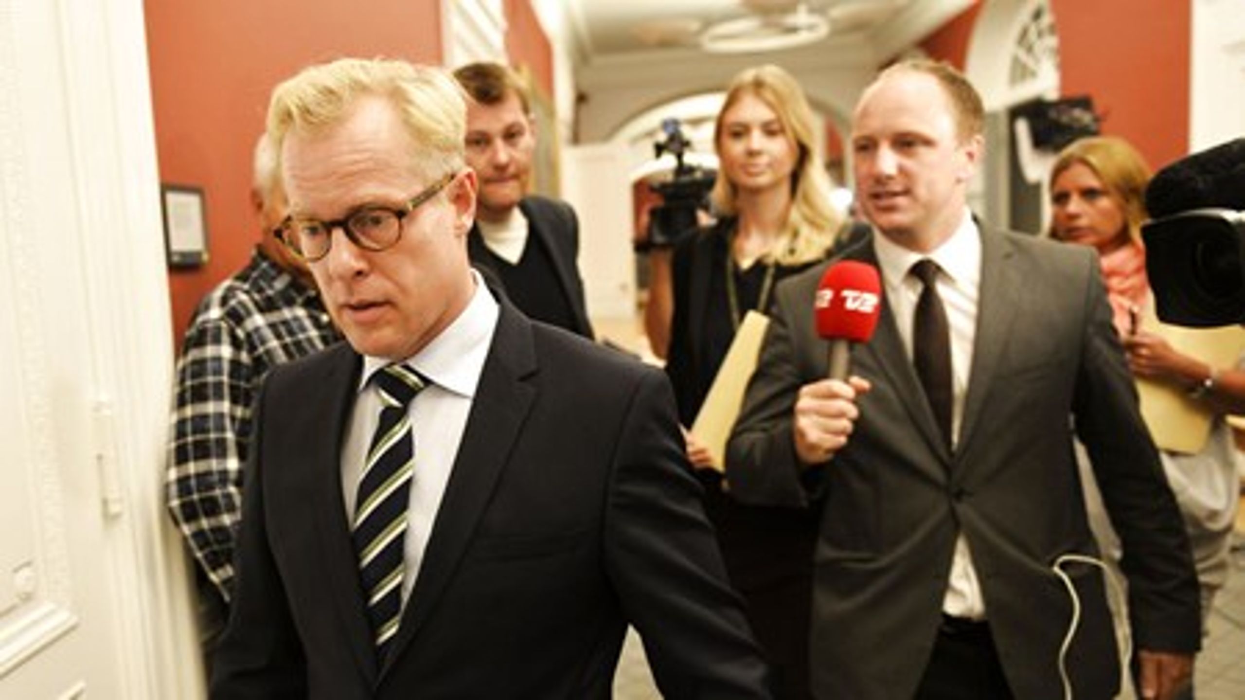 Et større presseopbud var torsdag mødt op på Christiansborg for at afkræve forsvarsminister Carl Holst svar i sagen om Christian Ingemann Nielsens rolle i valgkampen.