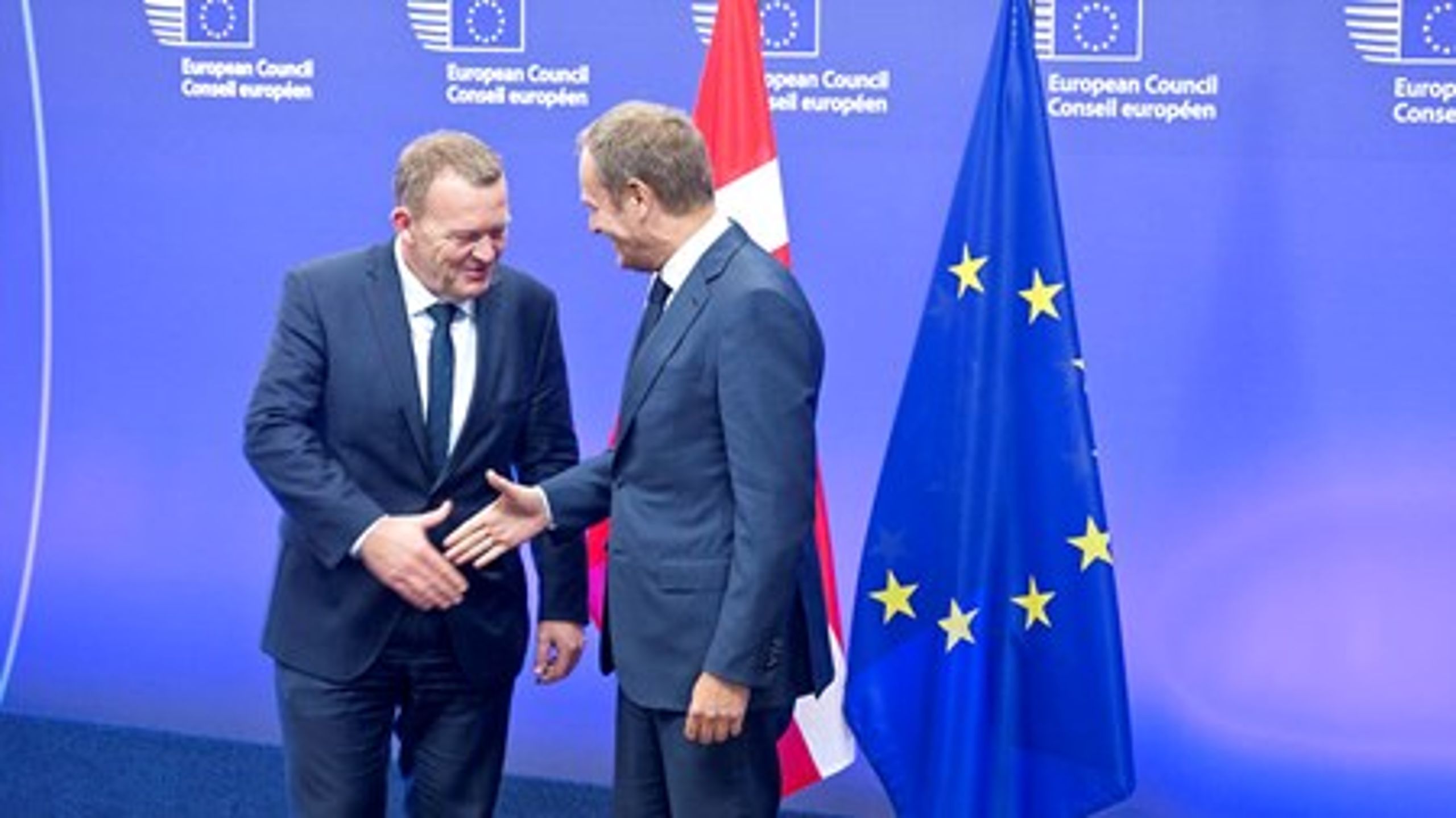 Lars Løkke Rasmussen er torsdag i Bruxelles for at mødes med flere EU-toppolitikere. Her giver han hånd til formanden for Det Europæiske Råd, Donald Tusk.