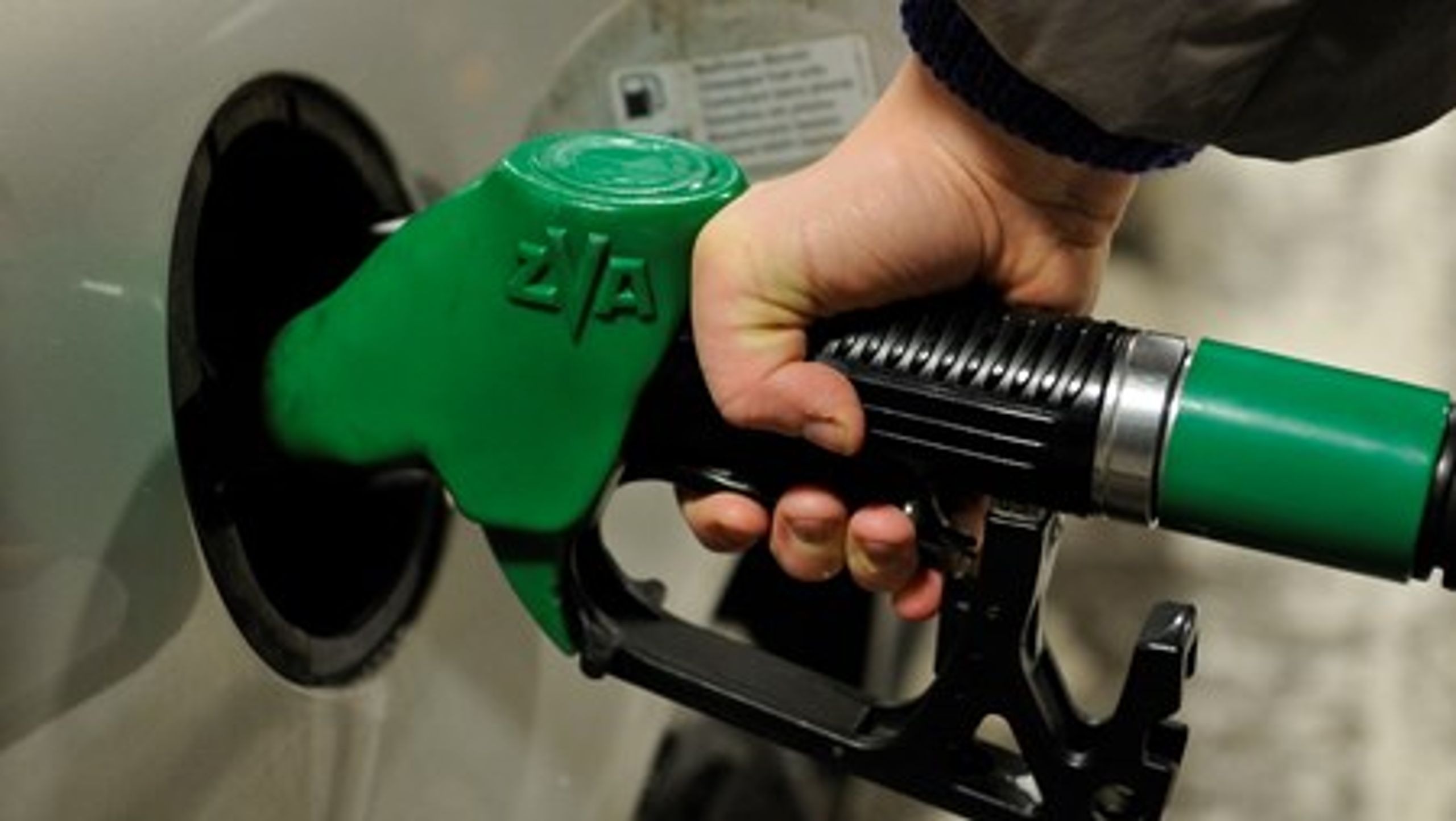 Regeringen anbefales blandt andet at implementere nye EU-regler om iblanding af&nbsp;2. generations bioethanol i benzin i en fart. Det vil sætte&nbsp;skub i efterspørgslen, vurderer 3F's grønne tænketank.&nbsp;