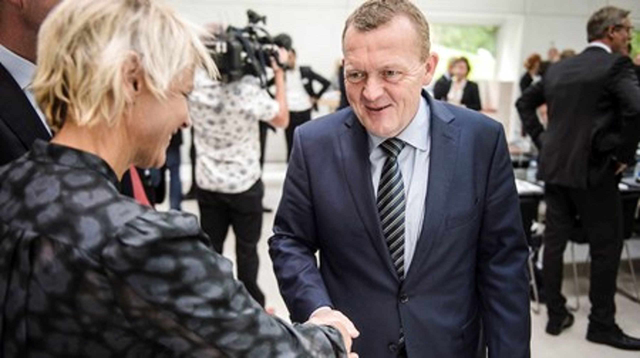 Statsminister Lars Løkke Rasmussen byder torsdag velkommen til civilt topmøde på Marienborg. Her hilser han på prorektor på Københavns Universitet&nbsp;Lykke Friis.
