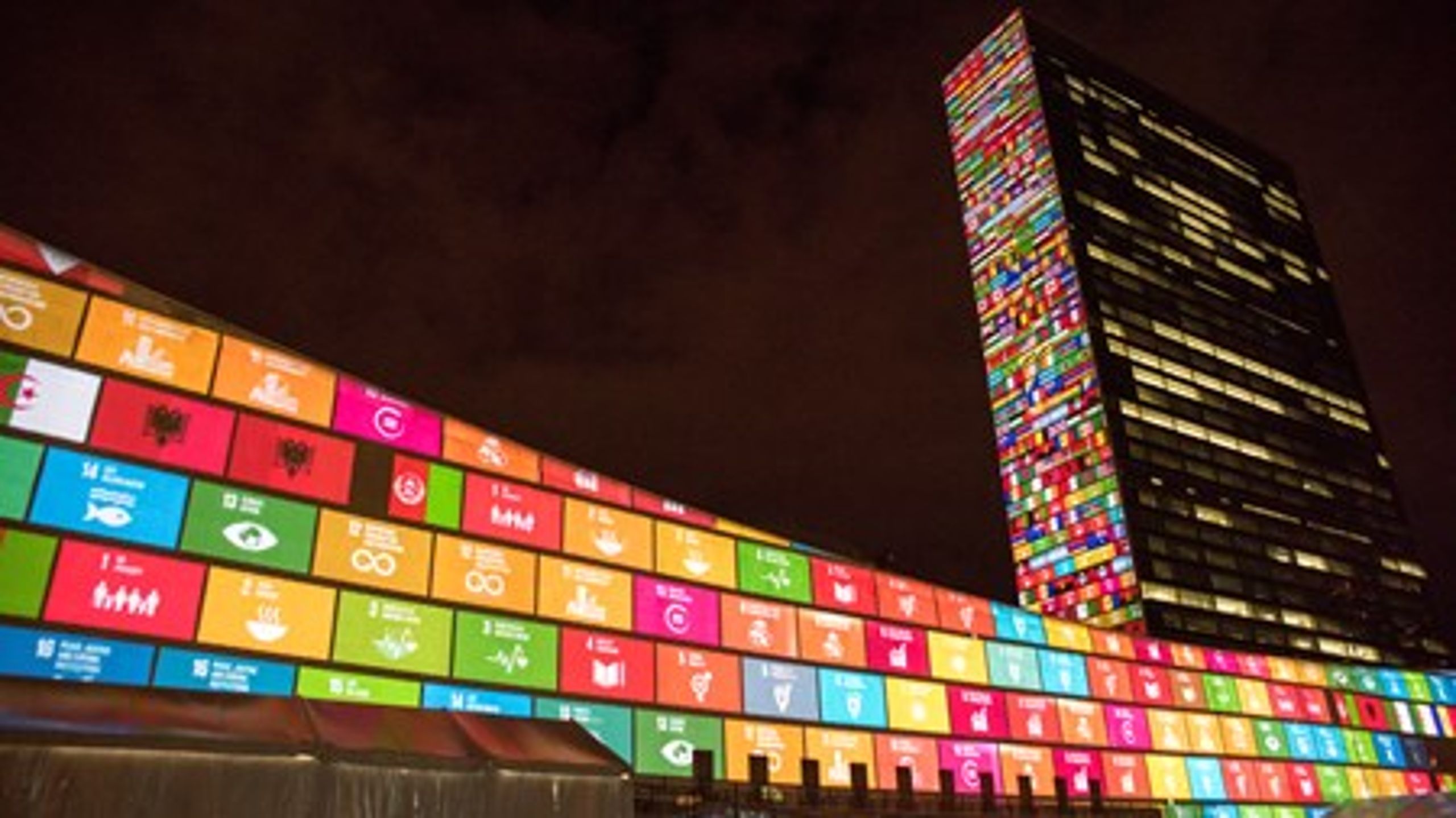 FN's hovedkvarter i New York oplyst i symboler og farver, der repræsenterer de 17 nye bæredygtighedsmål, efter de&nbsp;blev vedtaget fredag 25. september 2015.