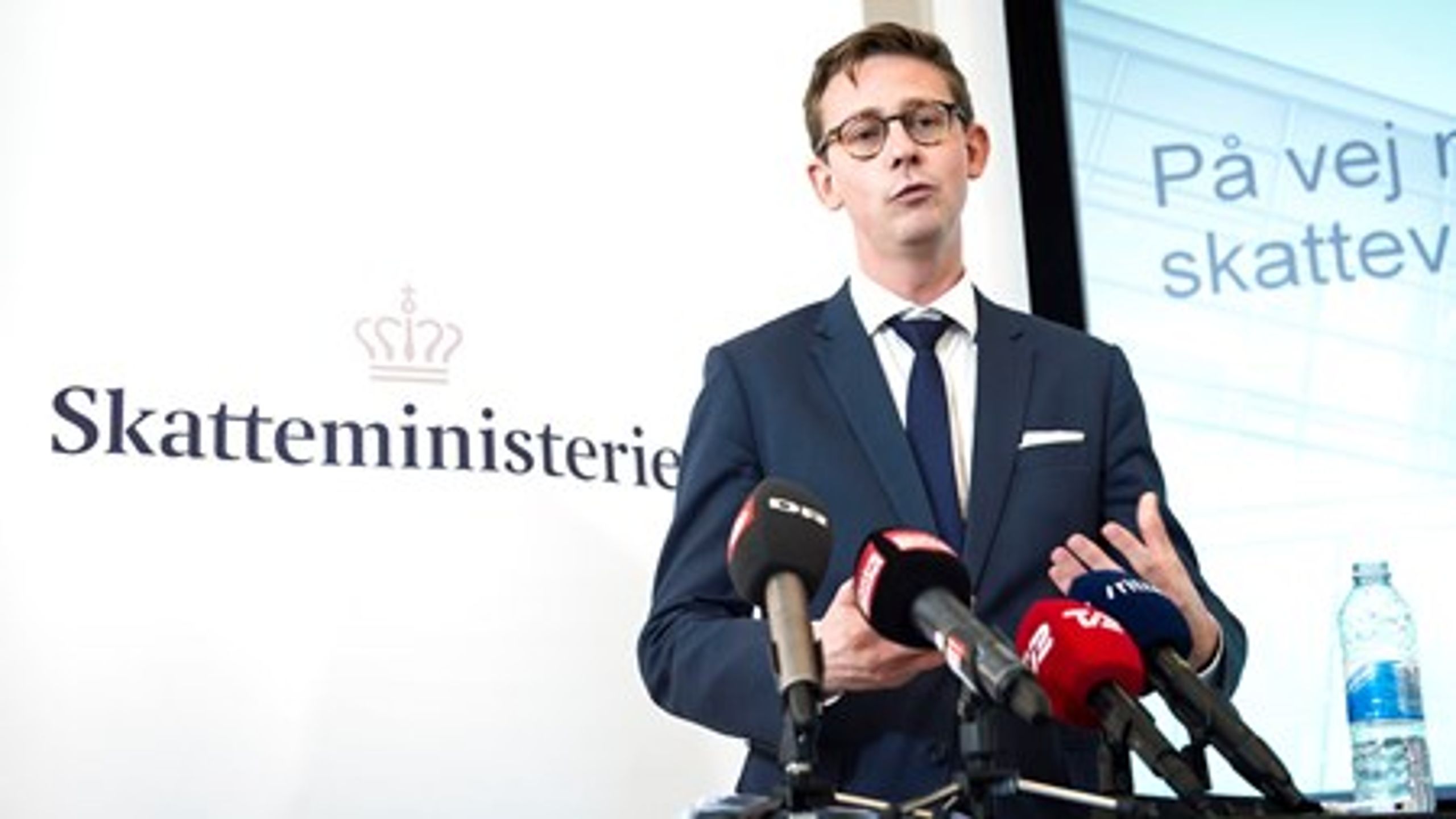 Skatteminister Karsten Lauritzen (V) åbnede på et pressemøde fredag op for igen at lade kommuner tage del i&nbsp;arbejdet med at inddrive borgere og virksomheders&nbsp;gæld til det offentlige.