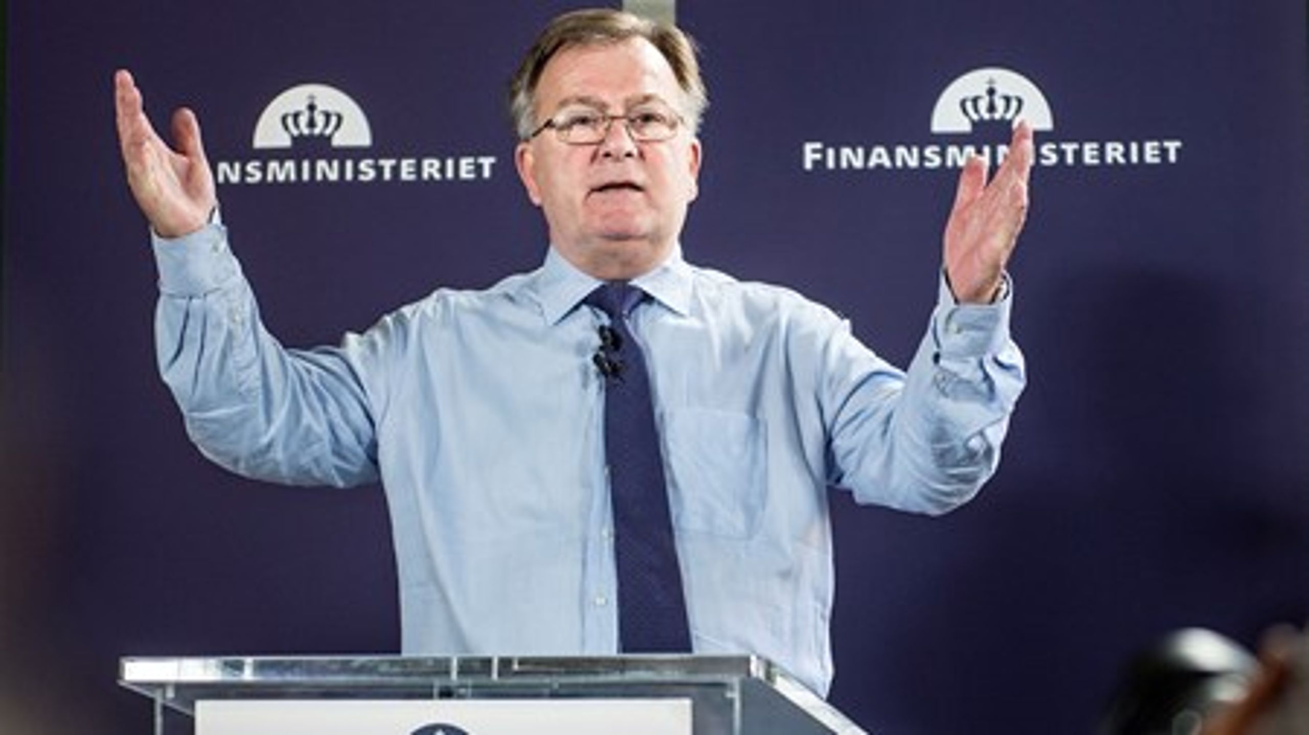 Finansminister Claus Hjort Frederiksen (V) nævnte ikke ambitionen om at lovfæste det såkaldte omprioriteringsbidrag, da han tirsdag præsenterede regeringens forslag til næste års finanslov.