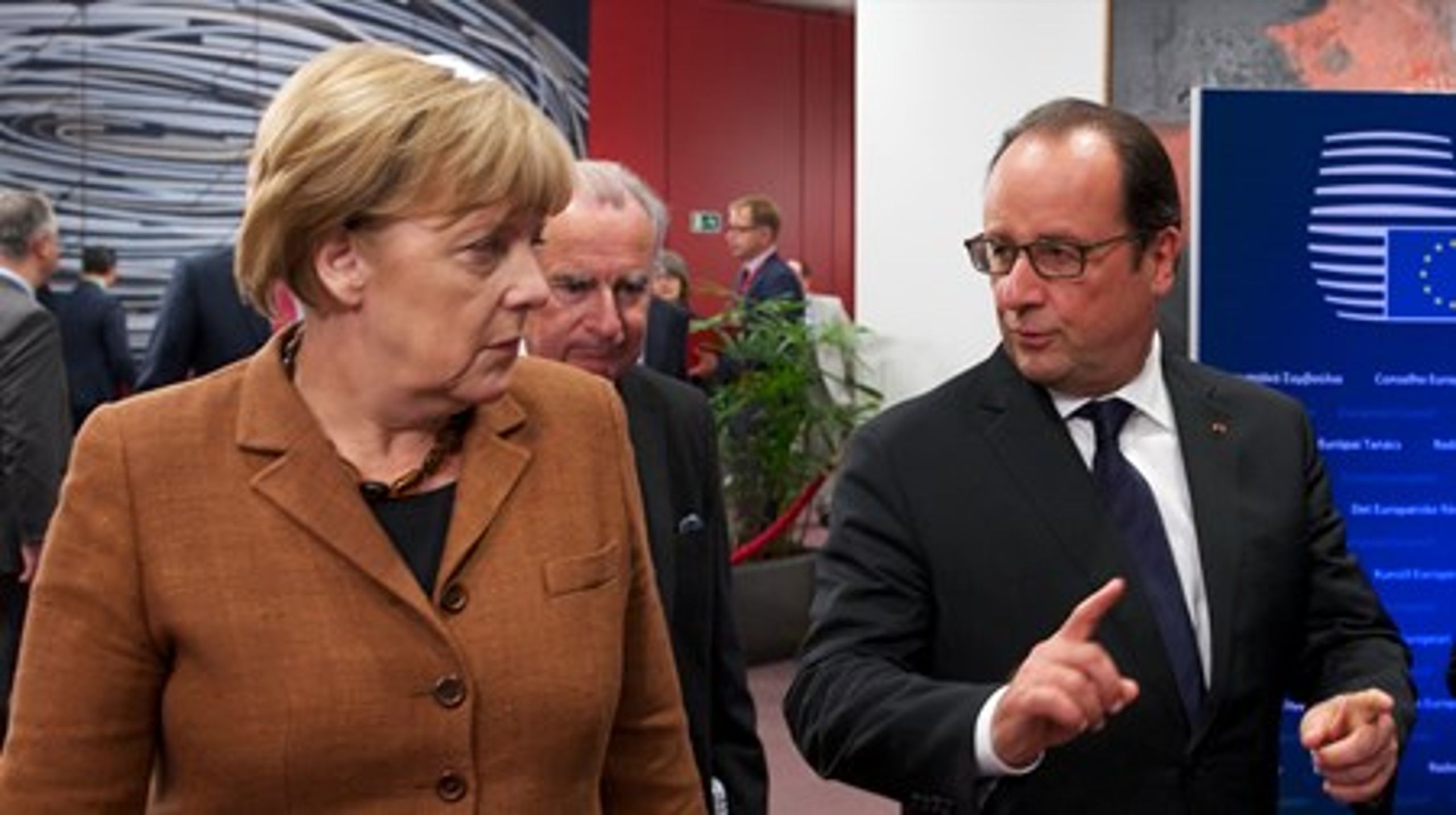 Den tyske kansler, Angela Merkel, tager sammen med den franske præsident,&nbsp;Franҫois Hollande, til Europa-Parlamentet for at mindes 25-året for Berlins genforening.&nbsp;