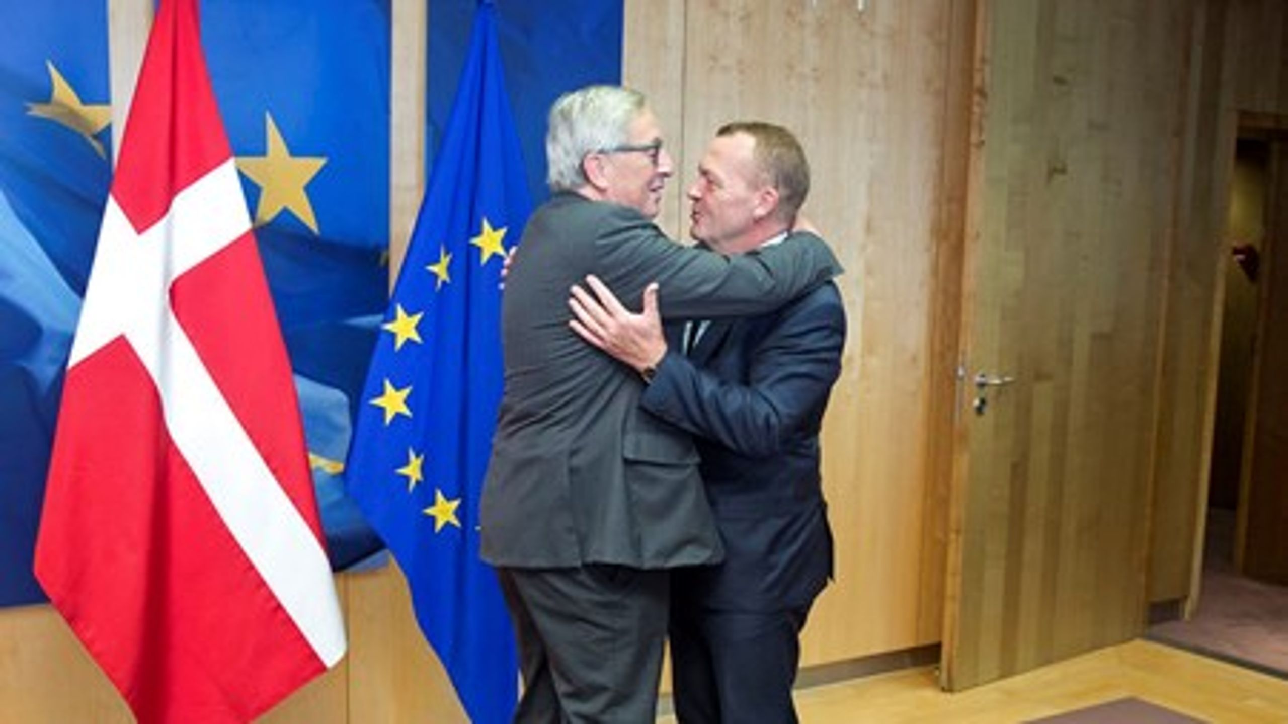 Danskerne er i øjeblikket mindre begejstrede for en delvis ophævelse af retsforbeholdet, end regeringen ønsker. Her møder&nbsp;Lars Løkke Rasmussen (V) EU-Kommissionens formand&nbsp;Jean-Claude Juncker i september.