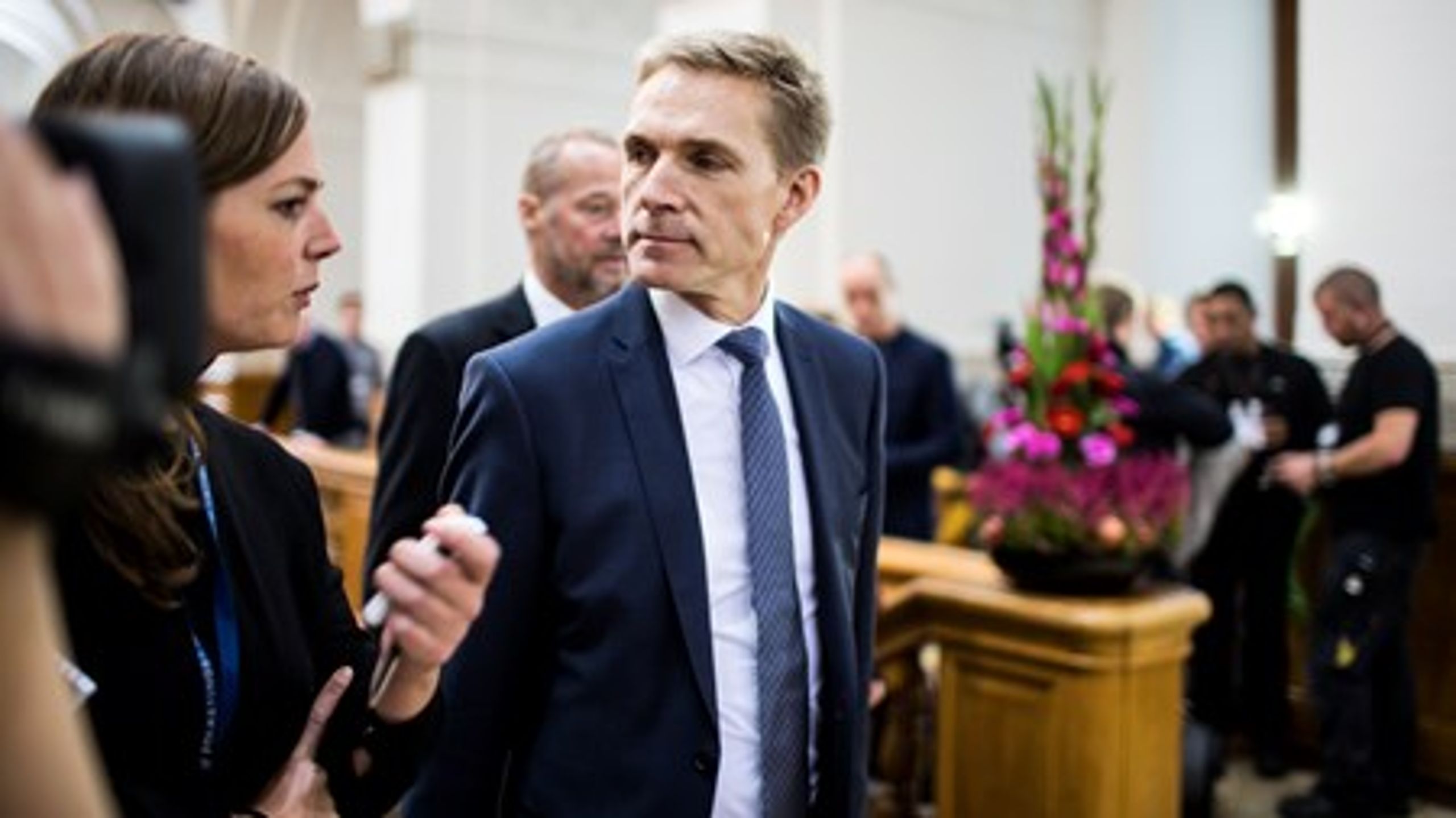 Dansk Folkepartis formand, Kristian Thulesen Dahl, skal i forbindelse med de kommende finanslovforhandlinger beslutte sig for, om hans parti skal lægge de afgørende stemmer til en lovfæstning af regeringens ambition om hvert år&nbsp;at trække 2,4 milliarder kroner ud af den kommunale økonomi.