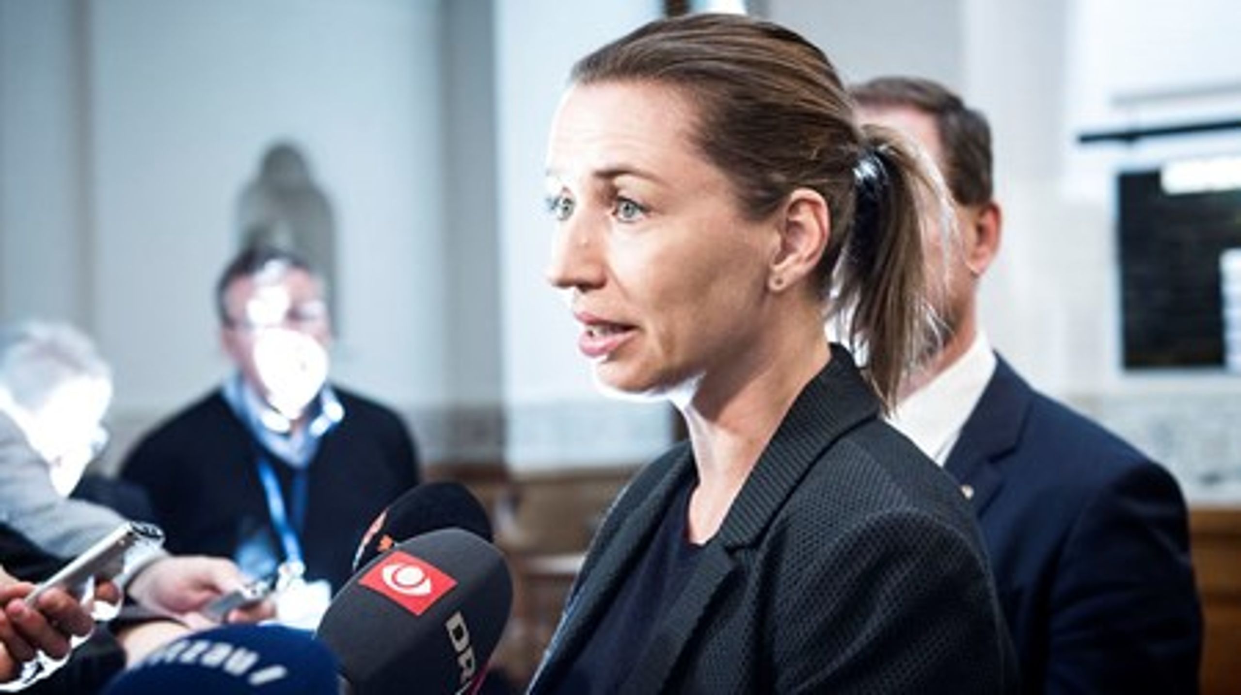 S-formand Mette Frederiksen på vej til forhandlinger om finansloven.&nbsp;