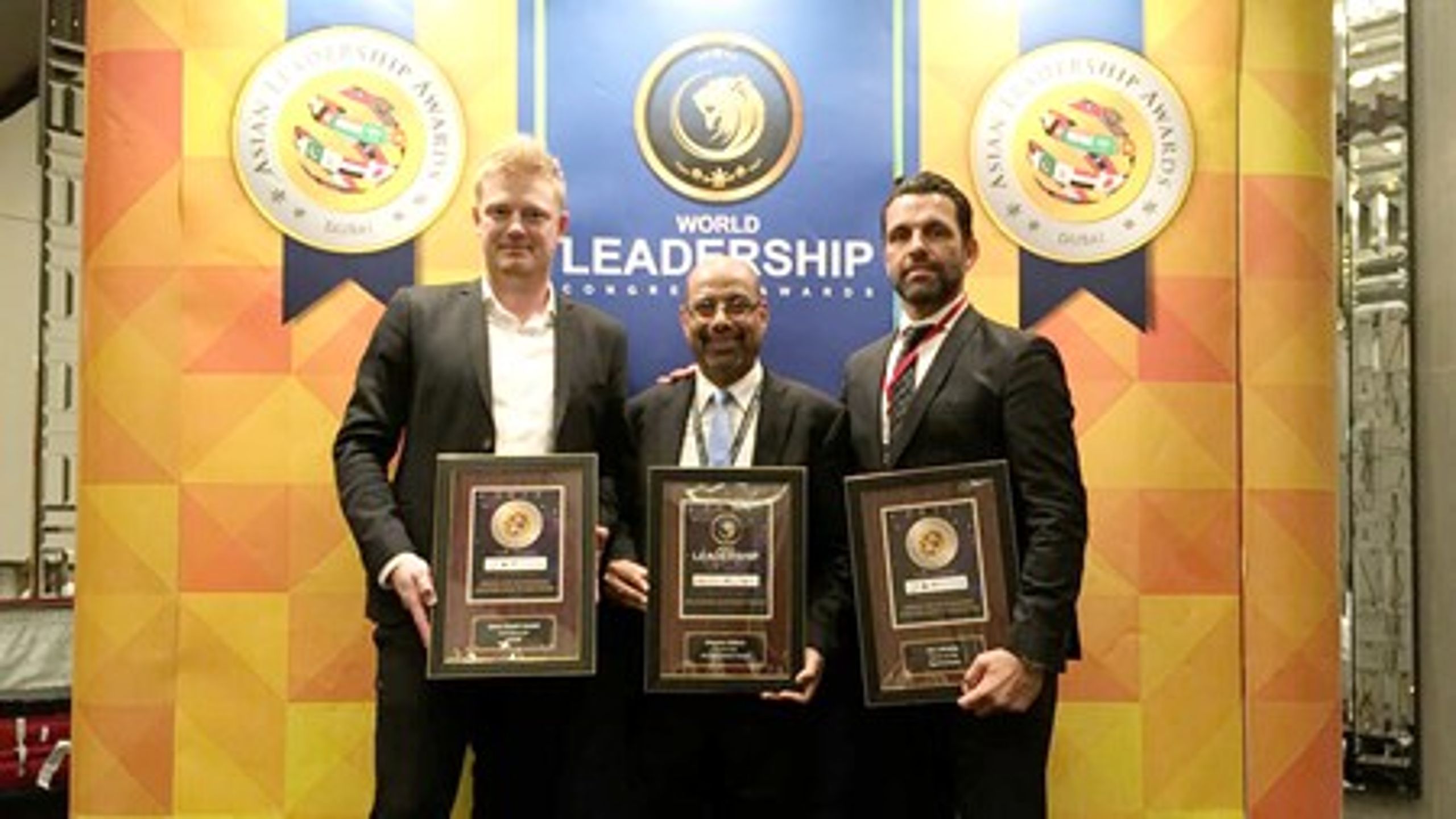 Jim Latrache og Søren Svinth Vandel modtager prisen&nbsp;"Award for outstanding contribution to education" på undervisningskonferencen The Asian Education Leadership Award i Dubai.