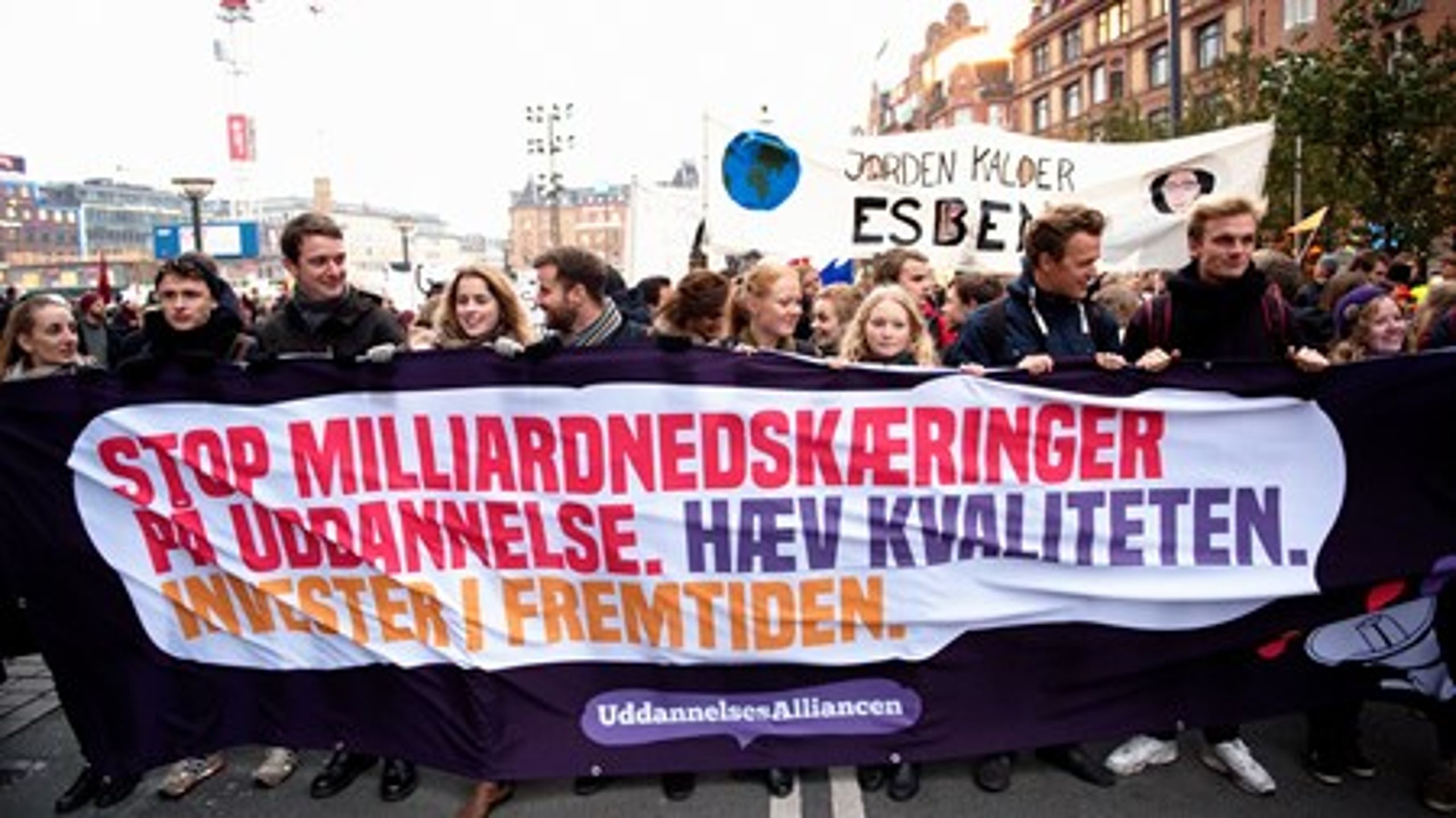Både i Aarhus og i København gik unge på gaden i den forgangne uge for at protestere mod besparelser på uddannelsesområdet.