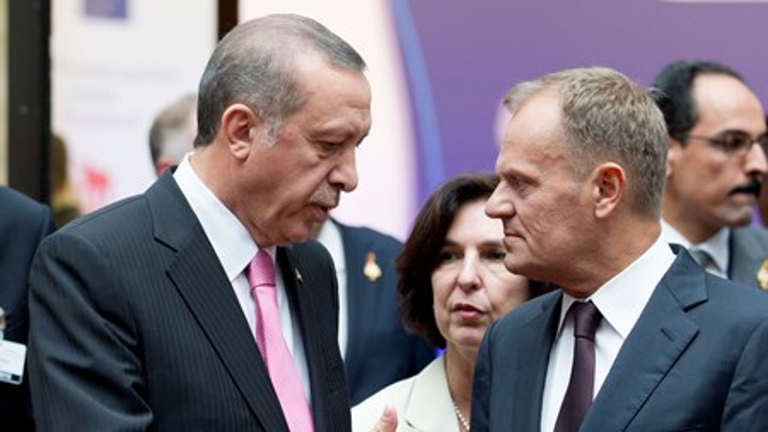Præsident Recep Tayyip Erdogan (tv.) kan finde adskillige kritikpunkter af Tyrkiet i en rapport fra EU-Kommissionen.