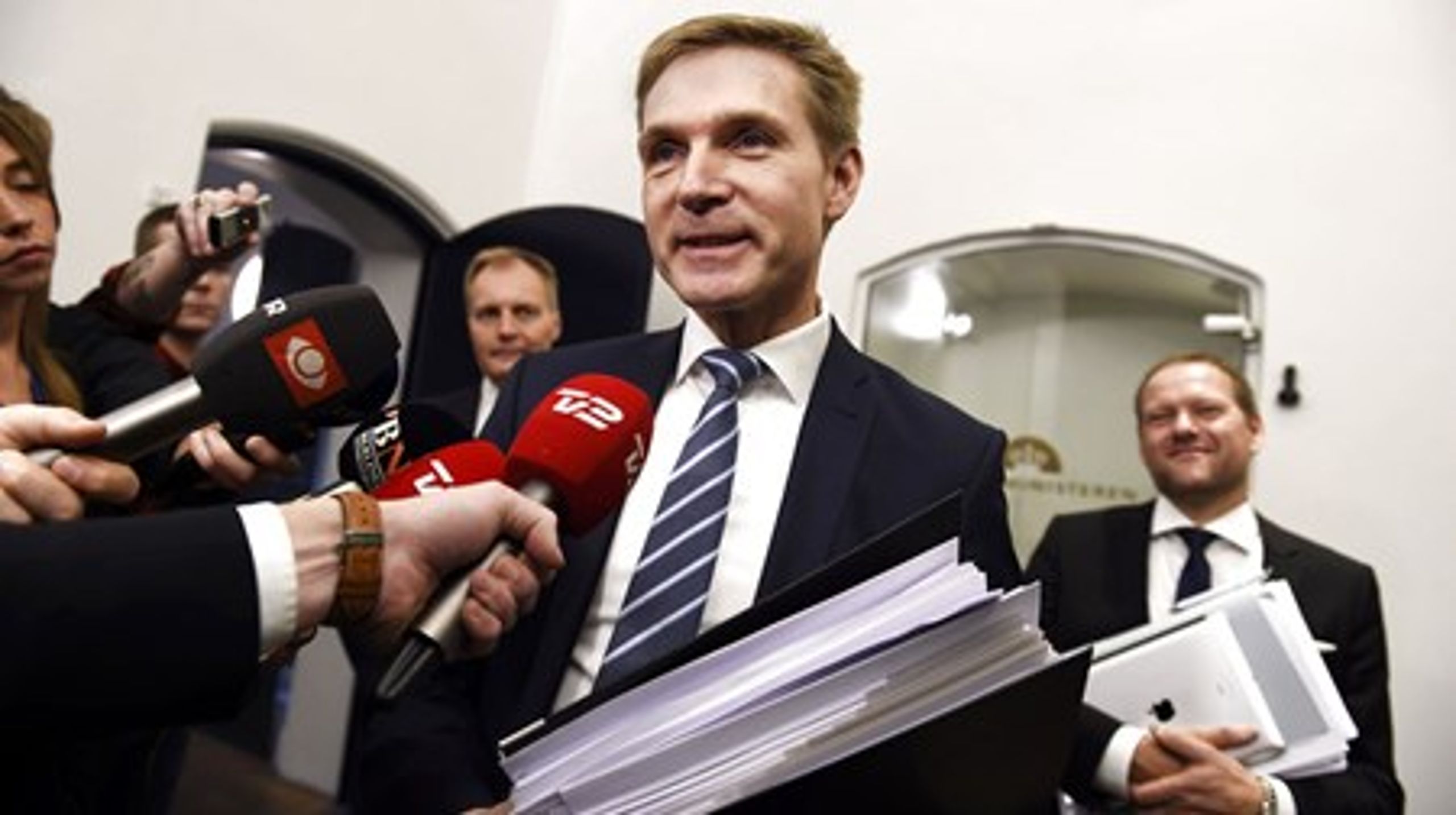 Kristian Thulesen Dahl umiddelbart inden de blå partier indgår finanslov for 2016. En finanslov, som DF-formanden kalder 'hæderlig og god'.