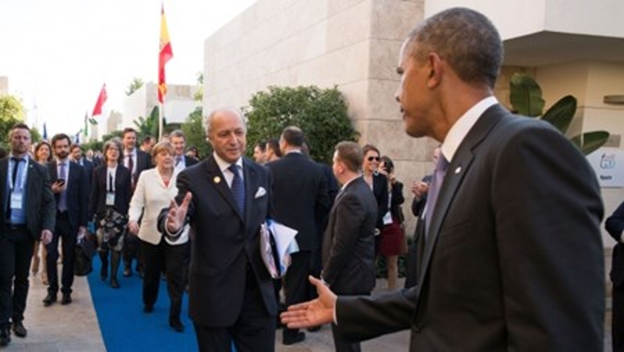 Obama hilser på den franske udenrigsminister Laurent Fabius på G20-mødet i Tyrkiet efter terrorangrebet i Paris.