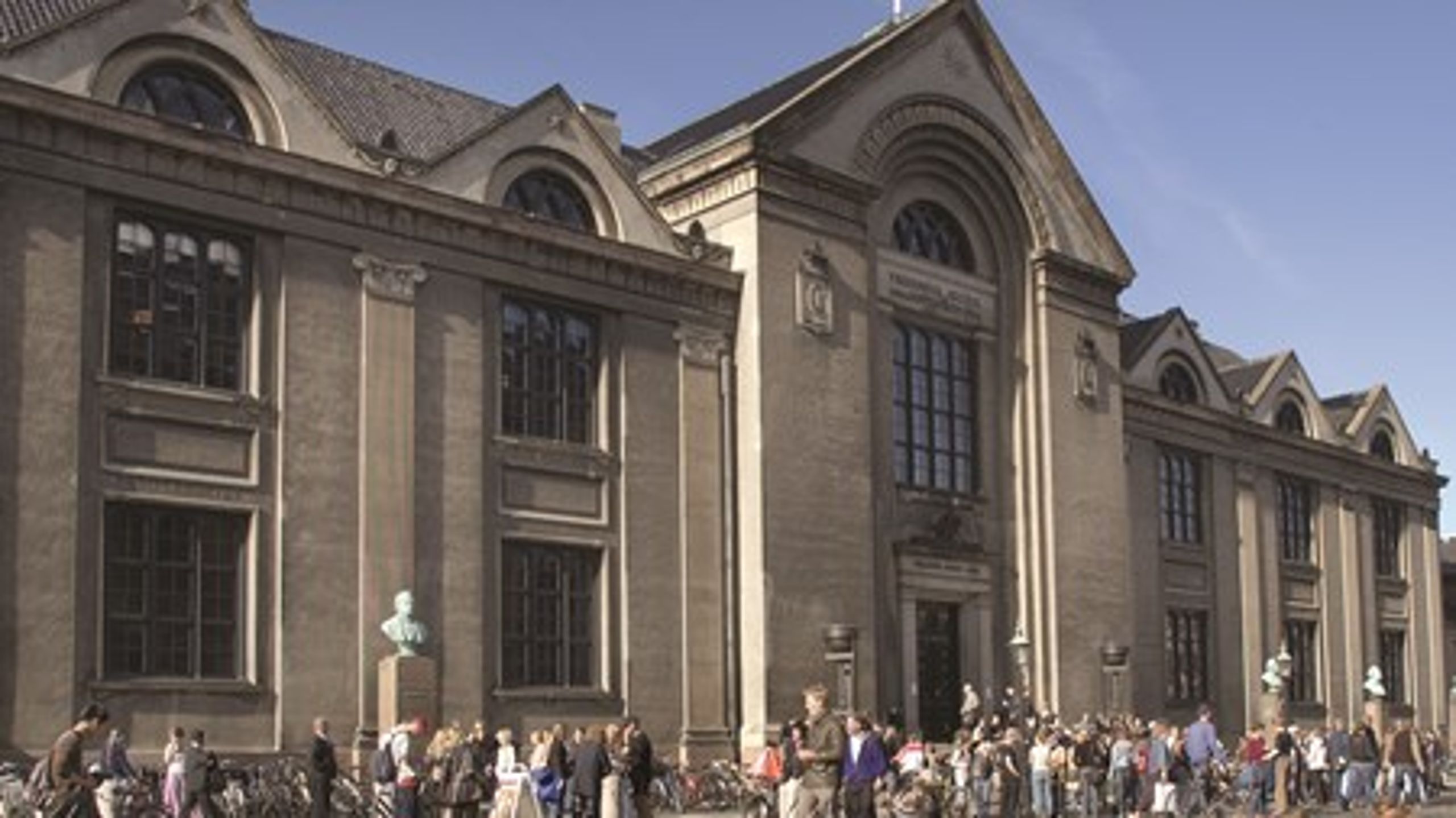 Københavns Universitet har meldt ud, at universitetet kommer til at foretage markante besparelser i kølvandet på aftalen om finanslov for næste år.<br>