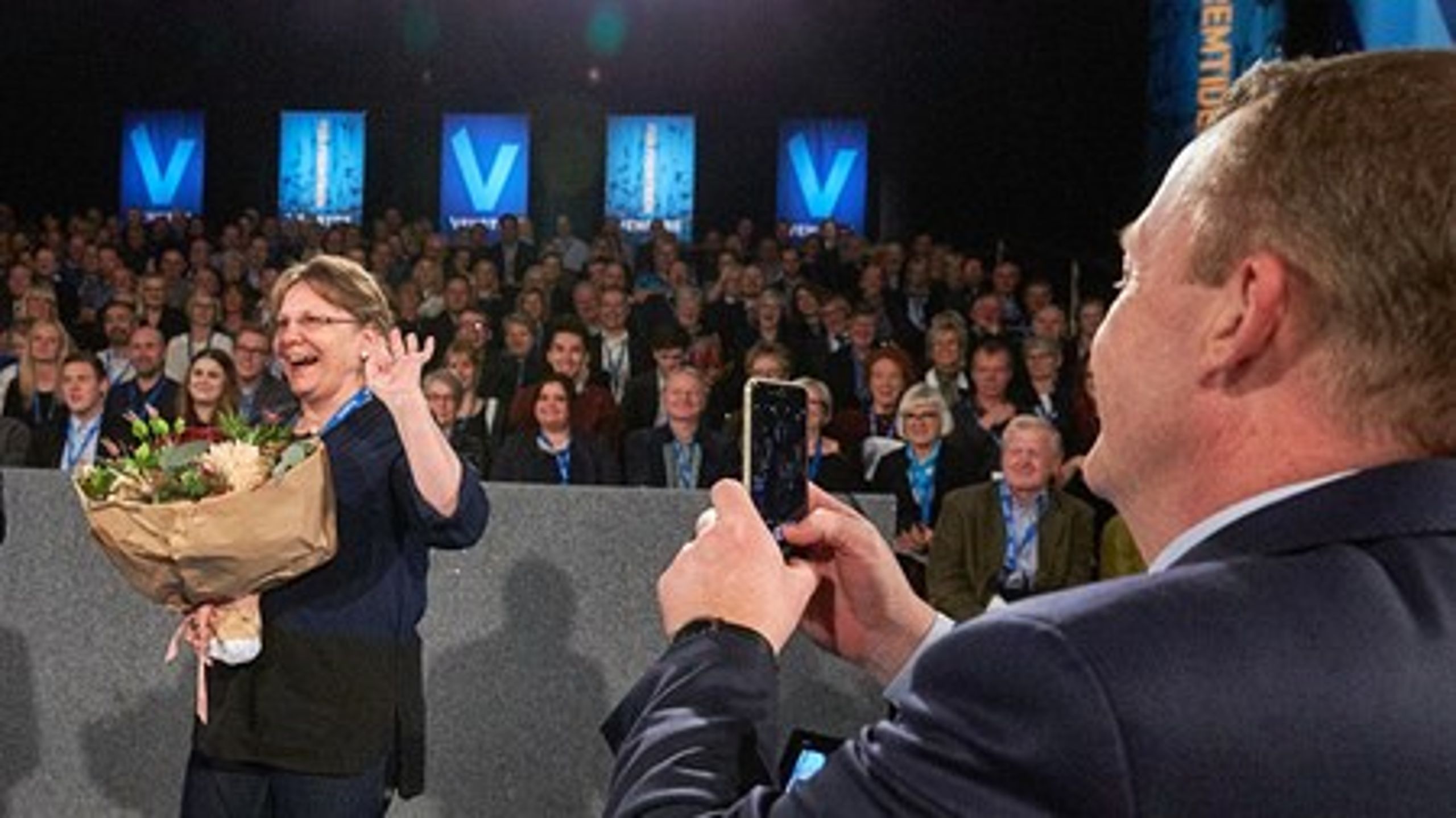 Daisie Larsen var på scenen til Venstres landsmøde i weekenden. Her er det statsminister Lars Løkke Rasmussen, der fotograferer sin Facebook-kæreste.