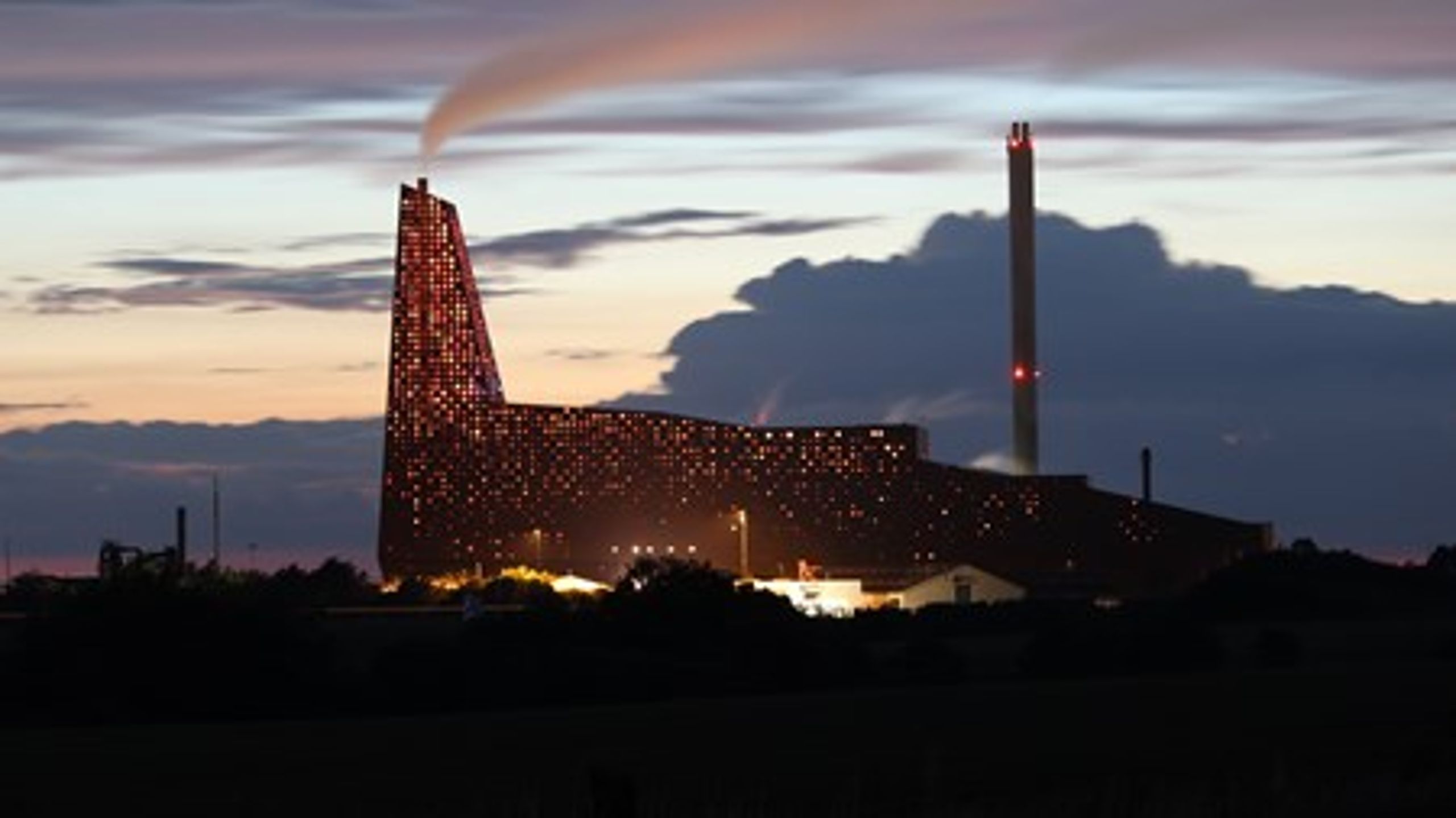 Danske forbrændingsanlæg som her&nbsp;Kara Novoren i Roskilde tjener gode penge på at importere affald fra udlandet. Men den praksis kan skade CO2-regnskabet, advarer Klimarådet.