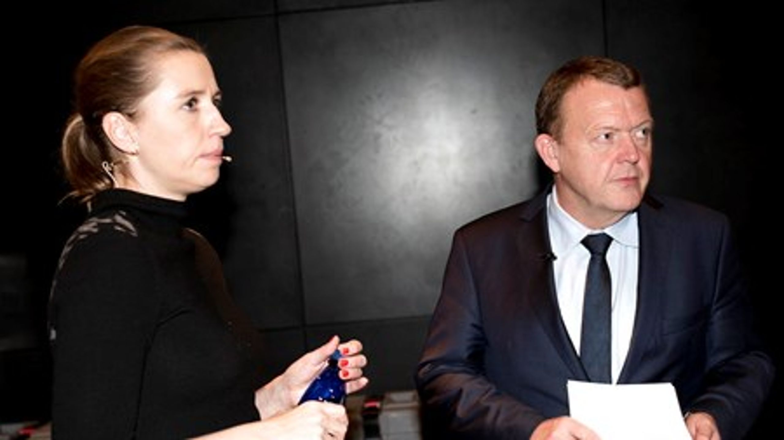 To politiske modstandere, som for tiden står sammen i dansk politik. S-formand&nbsp;Mette Frederiksen og statsminister Lars Løkke Rasmussen (V) kæmper for at hive et ja hjem på torsdag. Men noget tyder på, at det kniber med kommunikationen.&nbsp;