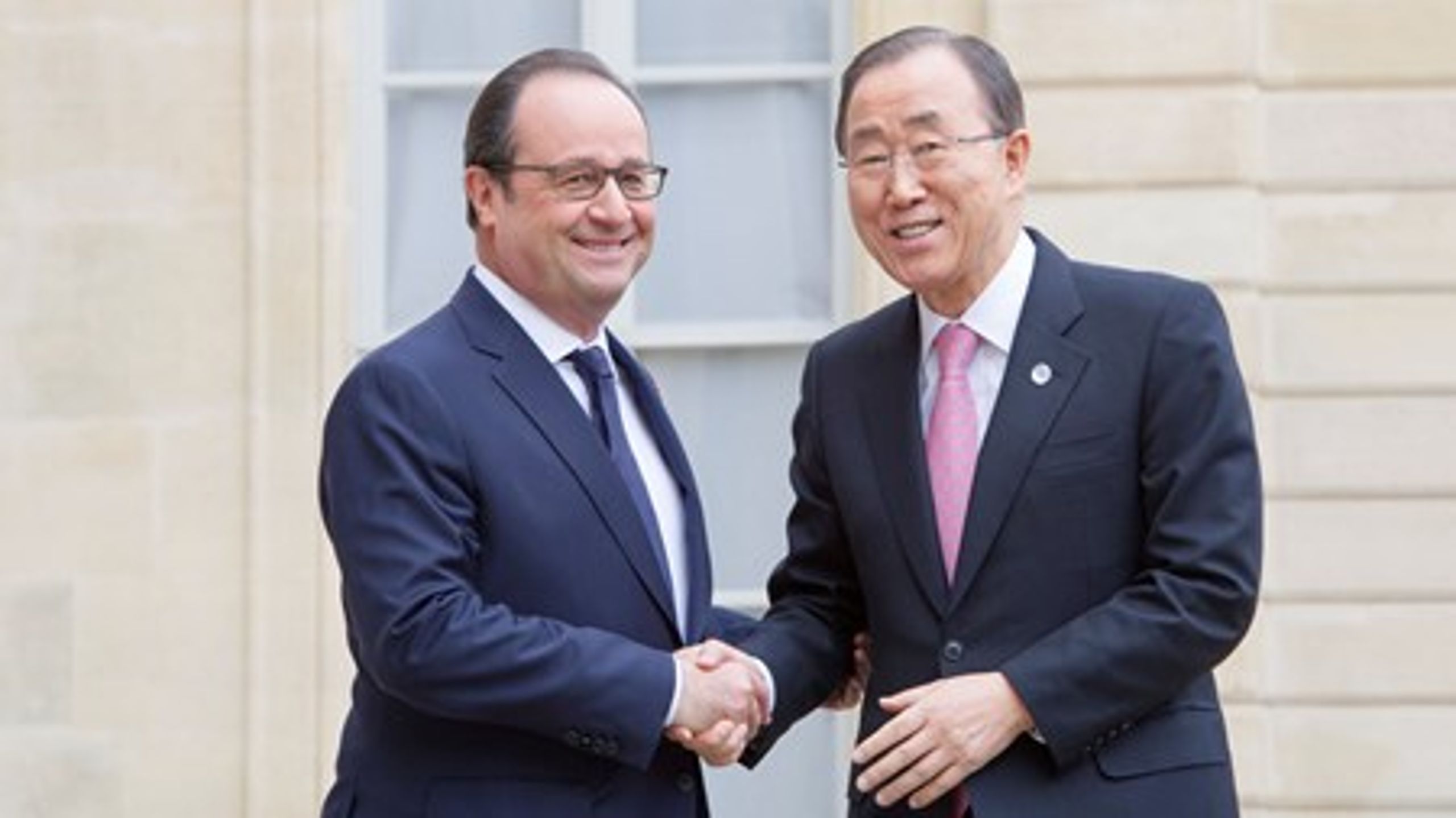 Den franske præsident Francois Hollande byder FN's generalsekretær&nbsp;Ban Ki-moon velkommen til klimatopmødet i Paris. Klimatopmødet afholdes i FN-regi og er&nbsp;nummer 21 i rækken, hvorfor den hedder COP21.&nbsp;