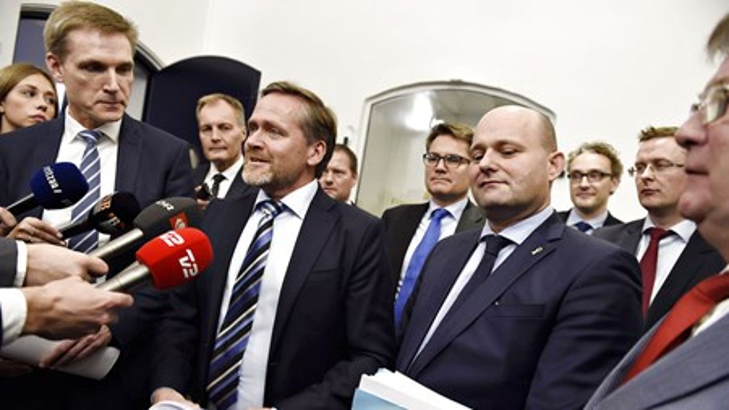 Både Liberal Alliances leder Anders Samuelsen og Det Konservative
Folkepartis leder Søren Pape Poulsen var begejstrede for at
have fået fastfrosset grundskylden næste år. I begejstringen
glemte de helt at nævne, at godt en million leje- og andelsboliger ikke er omfattet.<br>
