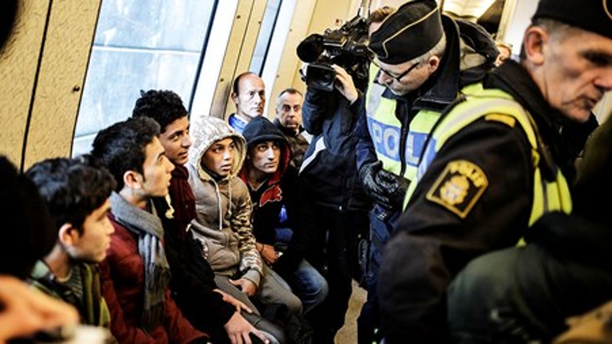 Den svenske regering vil med ID-kontrol på tog, busser og færger kontrollere identiteten på de mennesker, som kommer til Sverige. Transportselskaberne skal selv&nbsp;stå for kontrollen.&nbsp;
