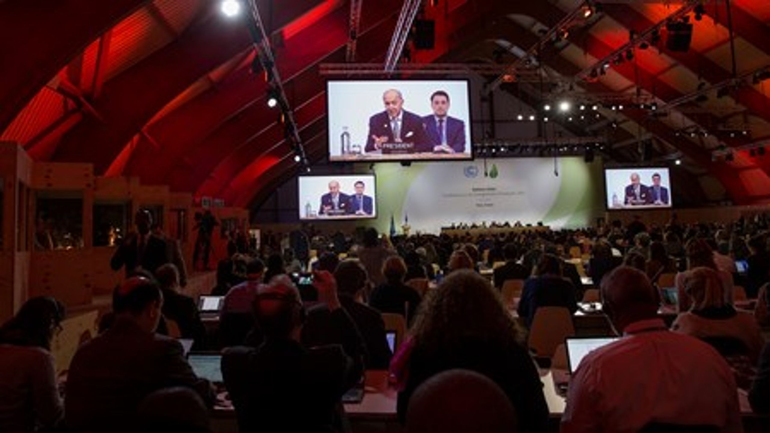 Den franske udenrigsminister Laurent Fabius – og præsident for COP21 – i plenarsalen i Paris.