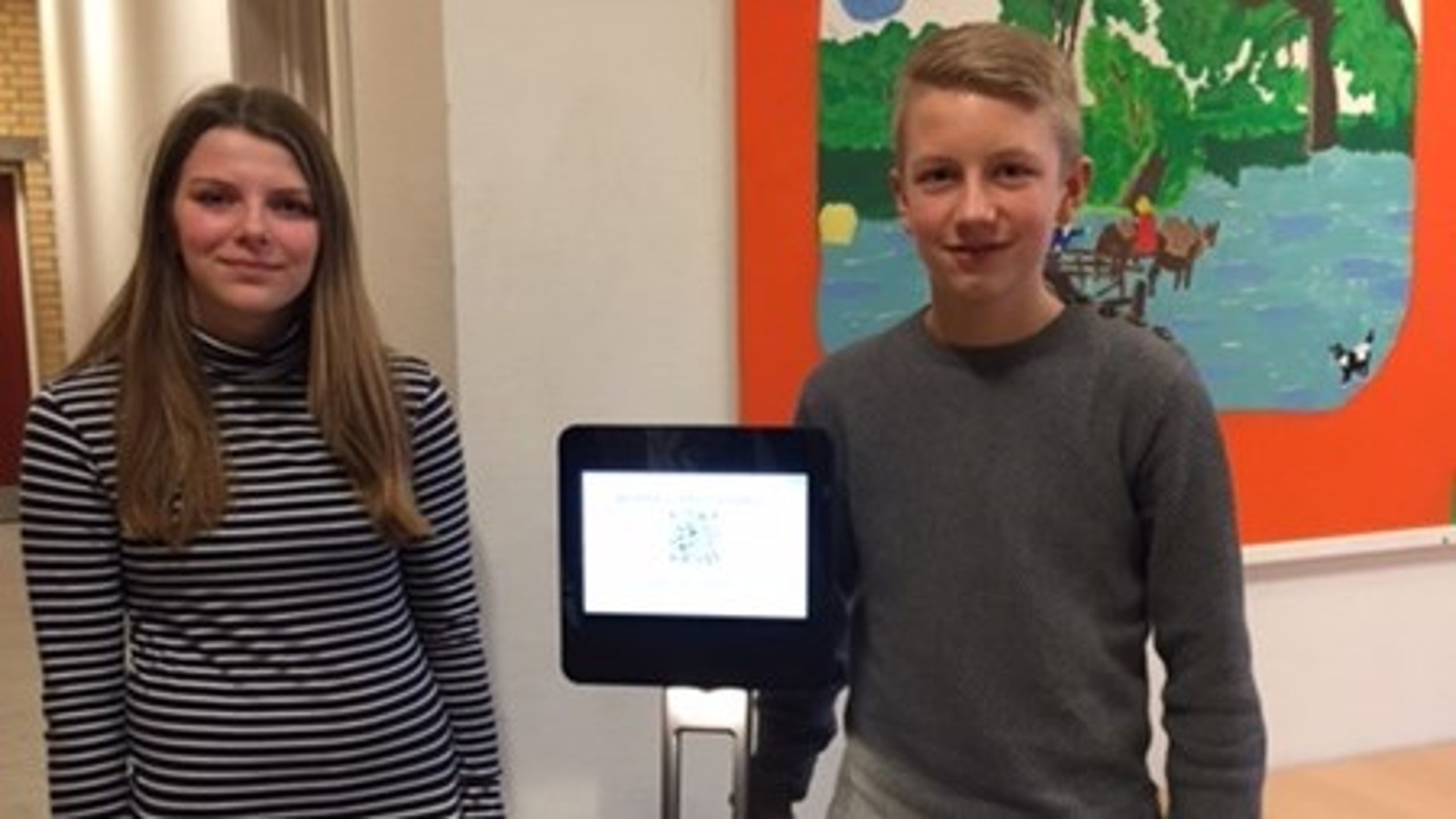 Elever fra Aalbæk Skole i Frederikshavn Kommune poserer med robotten Beam, der gør det muligt at gå i skole fra sygesengen.