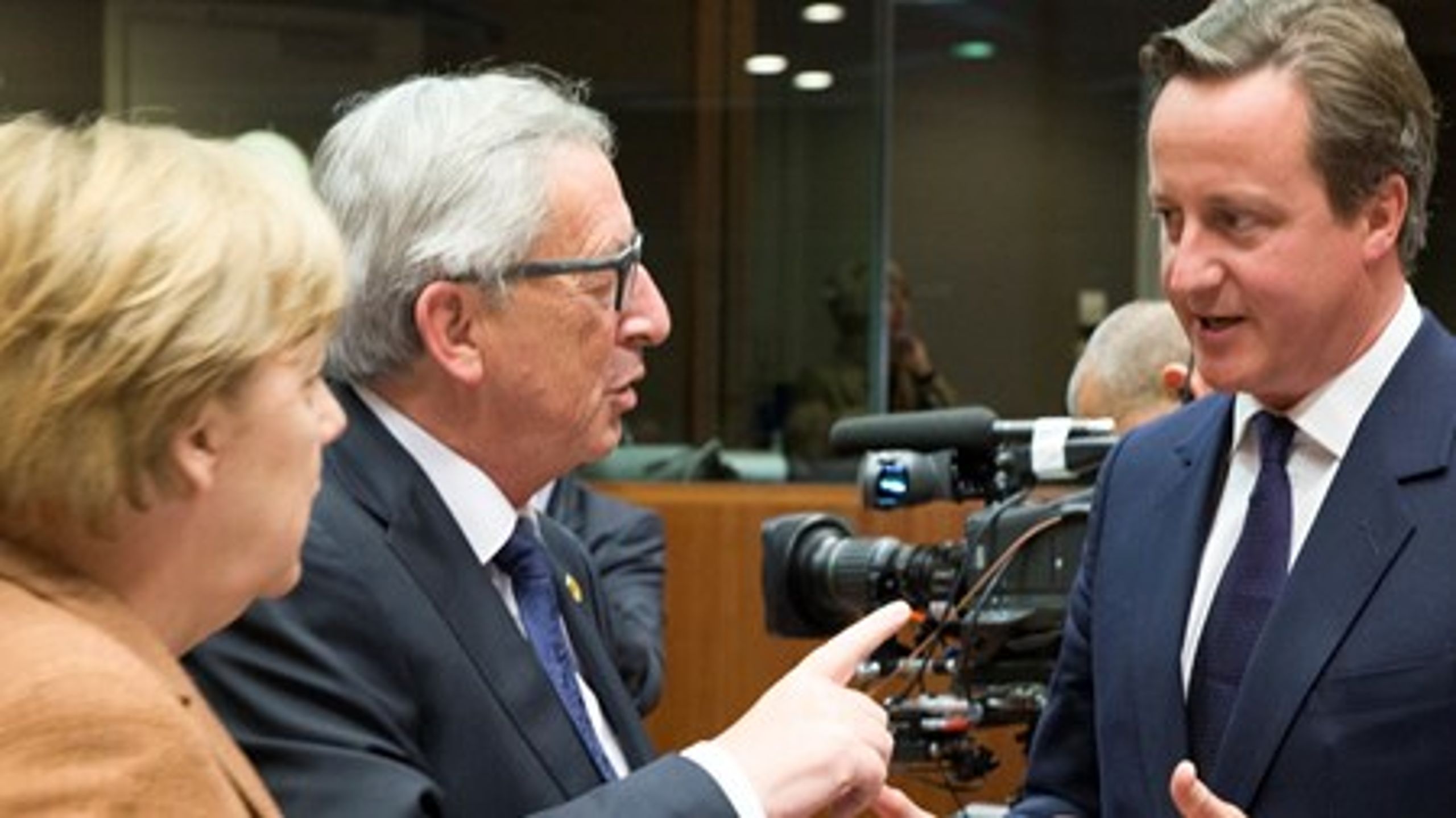David Cameron i samtale med EU-kommissionsformand Jean-Claude Juncker og den tyske kansler, Angela Merkel. Ingen af dem er vilde med hans idé om at kunne diskriminere andre EU-borgere.