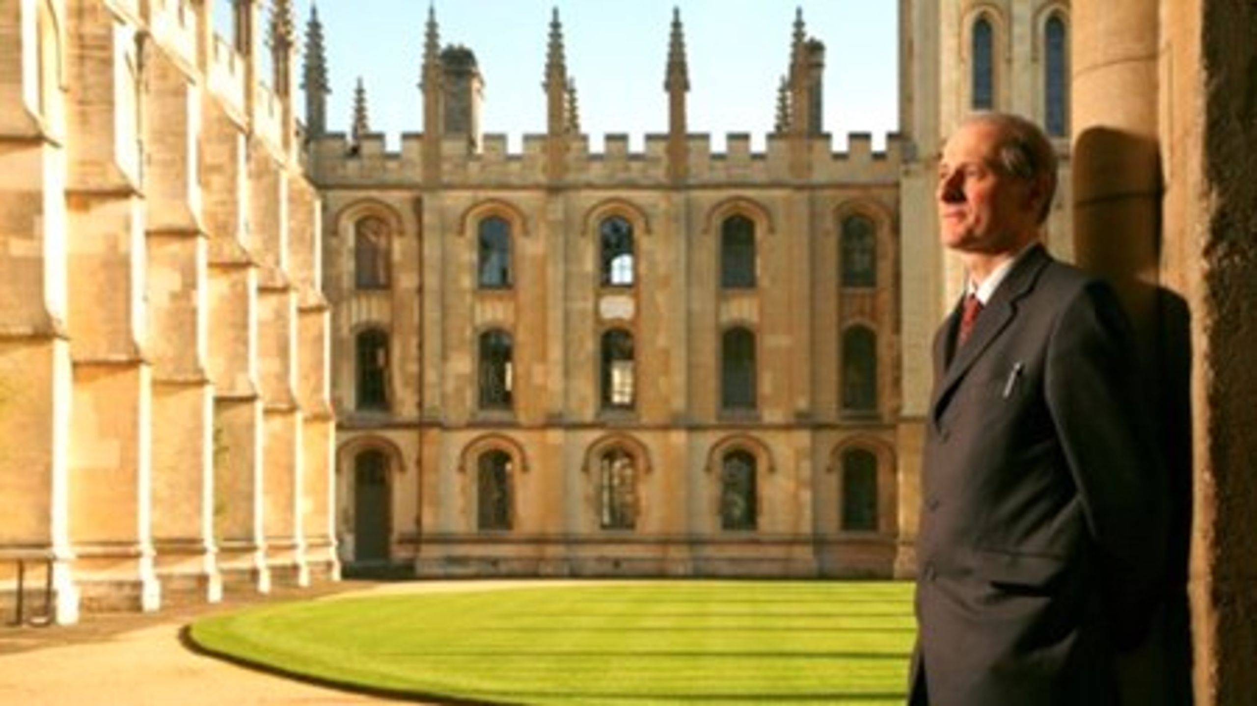 Professor Christopher Hood har&nbsp;siden 2014 været en såkaldt "Emeritus Fellow" ved Oxford Universitets All Souls College, som betyder, at han er pensioneret, men at hans forskning stadig støttes aktivt af All Souls College.