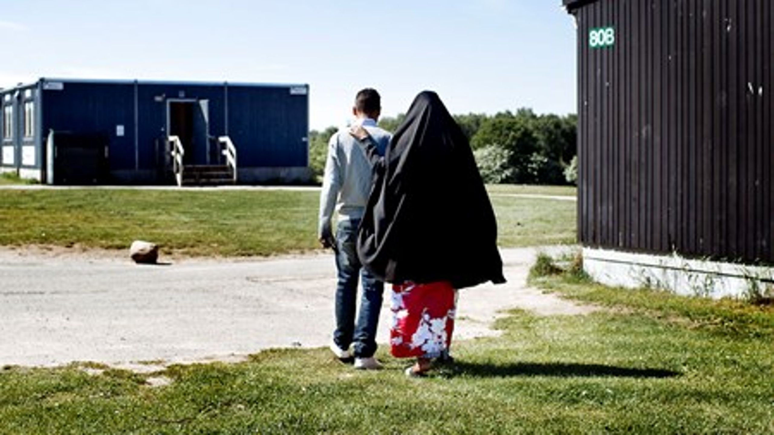 En alliance mellem Dansk Folkeparti, Konservative og Socialdemokraterne presser regeringen til at udarbejde et beslutningsgrundlag for at etablere flygtningelandsbyer. Hvordan landsbyerne skal organiseres, er der ingen politisk enighed om.
