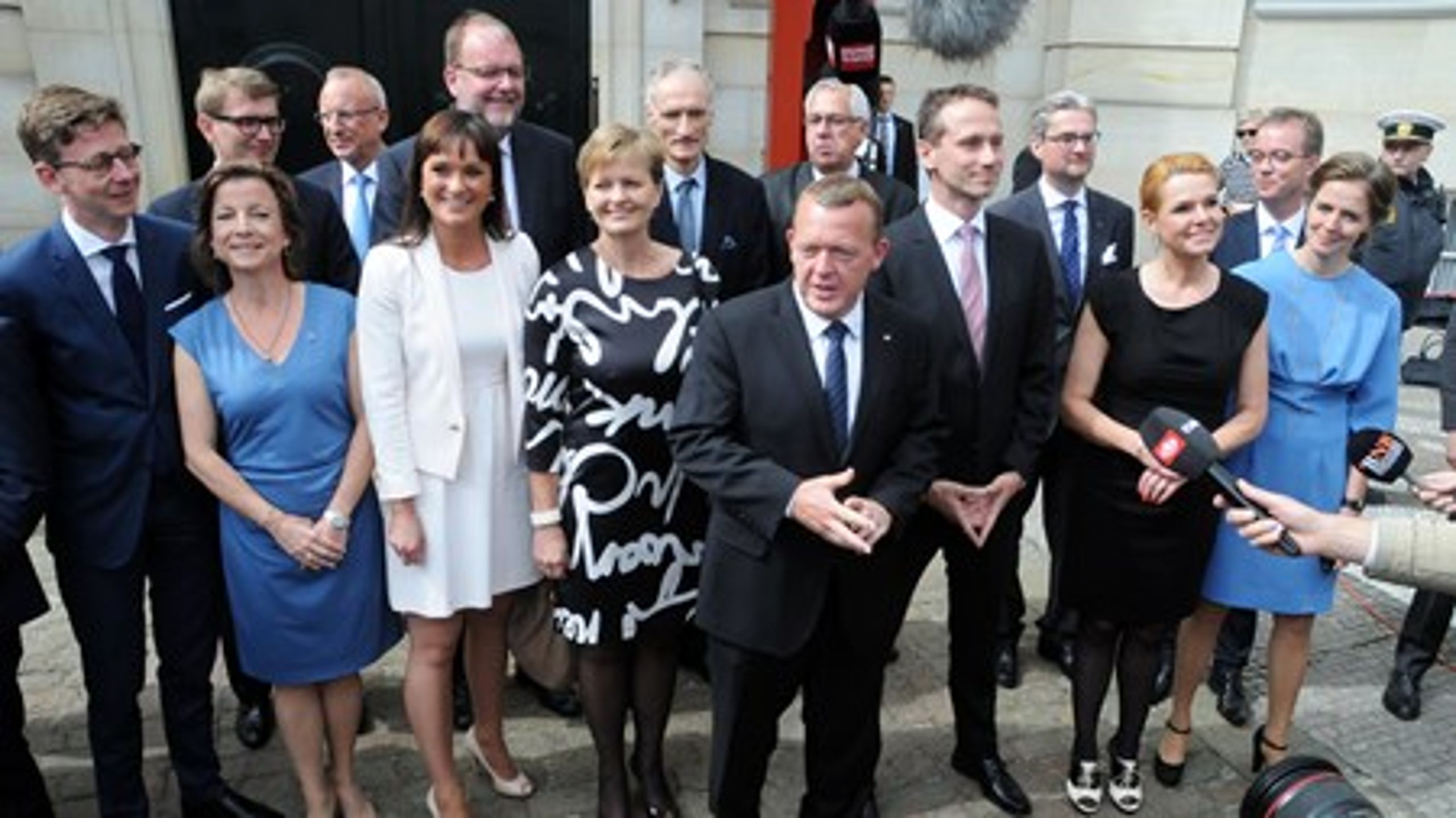 Statsminister Lars Løkke Rasmussen præsenterer sin smalle V-regering på Amalienborg i juni.