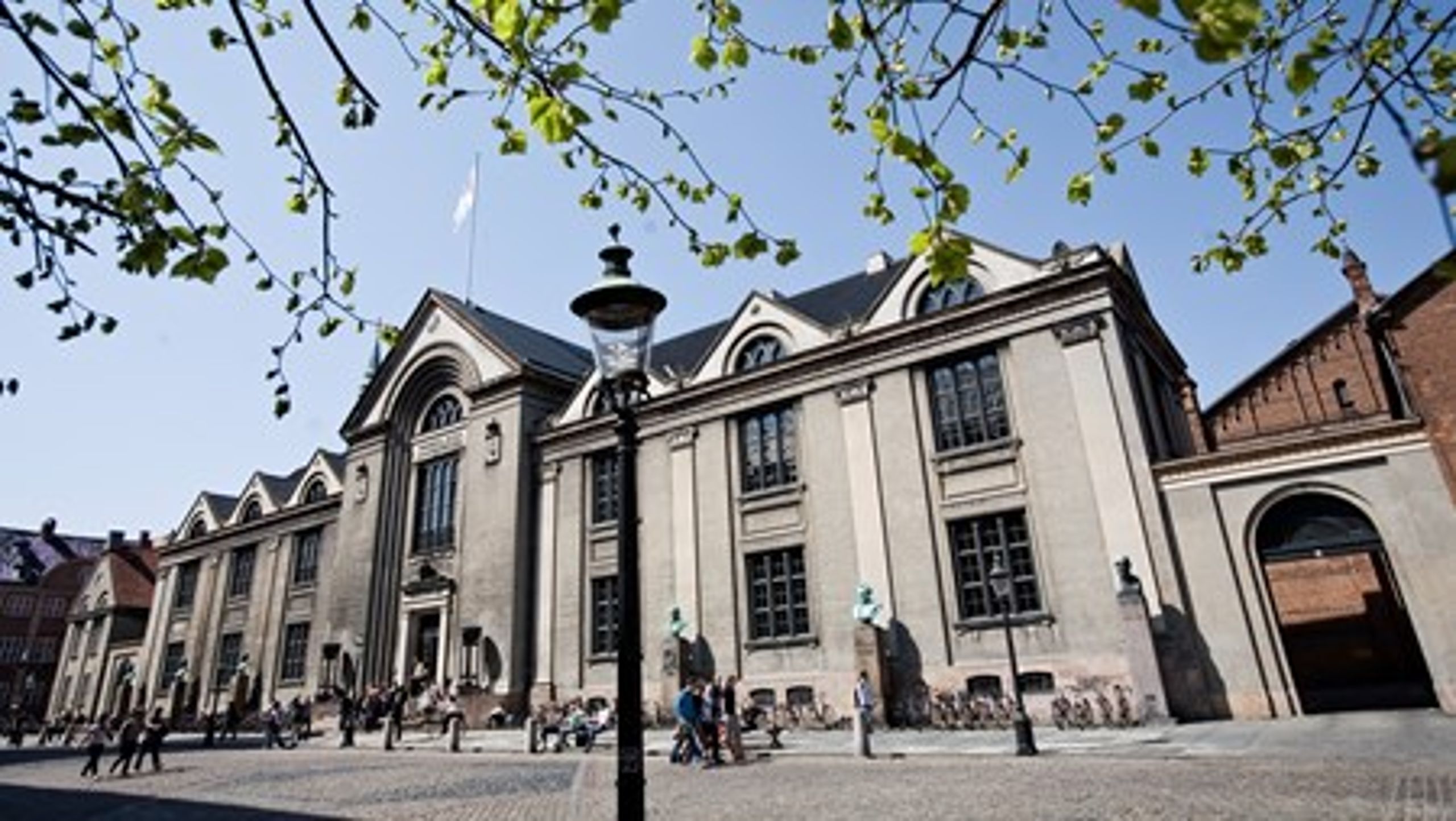 Københavns Universitet nedlægger 532 stillinger på grund af Finanslovens besparelser på uddannelse og forskning, der betyder, at universitetet mister&nbsp;omkring 300 millioner kroner.