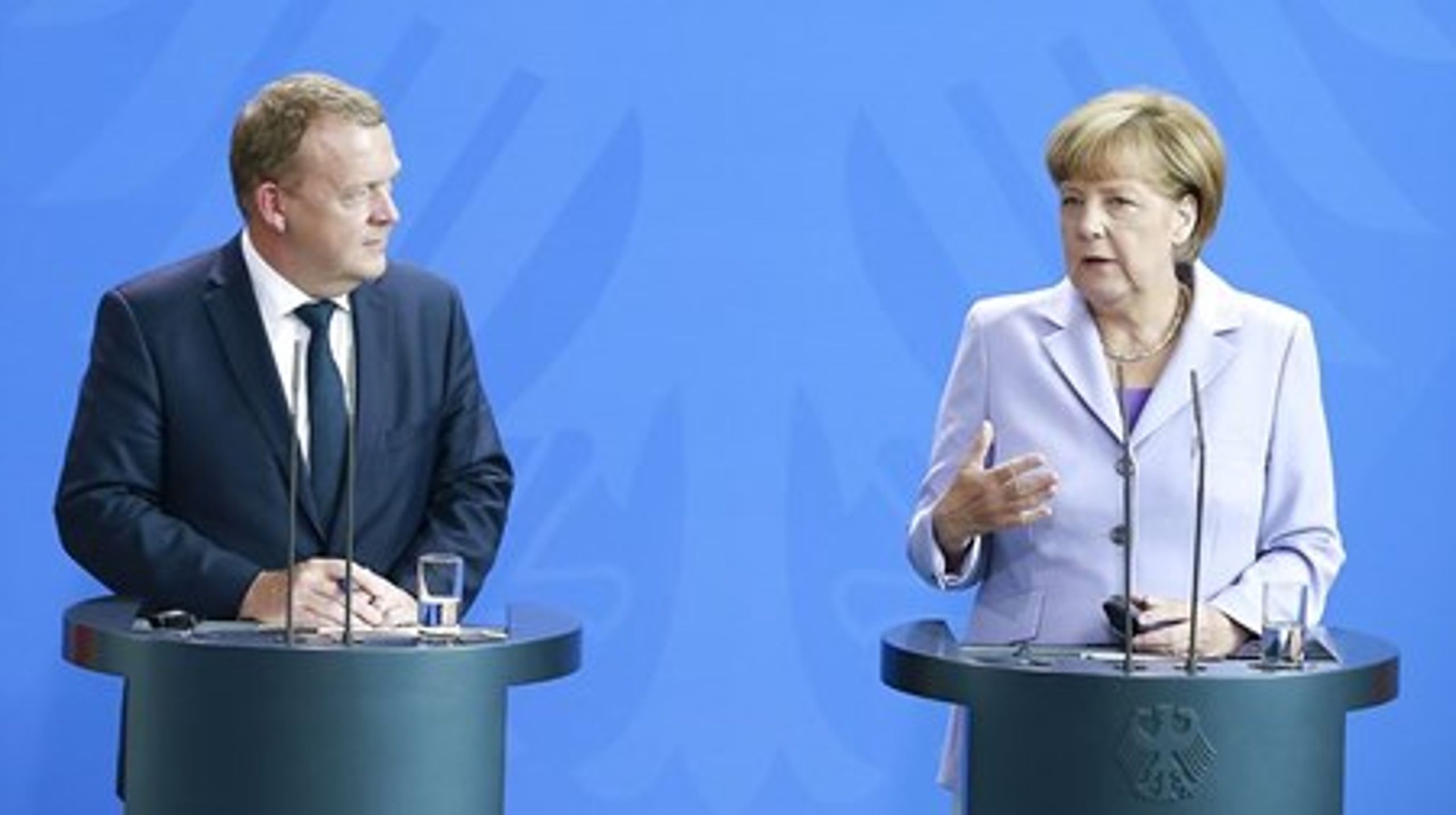 Statsminister Lars Løkke Rasmussen forsøger at bevare den gode mine over for Angela Merkel, selvom kansleren fører en asylpolitik, der forstærker Løkkes problemer.<br>
