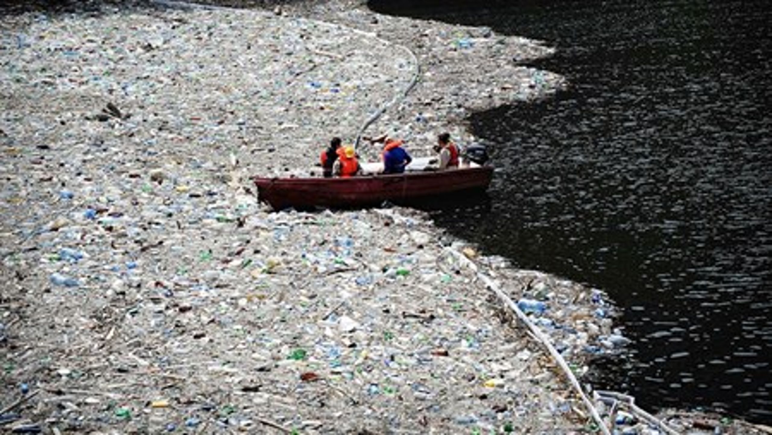 I skyggen af klimaforandringerne&nbsp;er problemet med plastikforurening vokset og vokset, skriver Christian Ege og Henrik Beha Pedersen fra Det Økologiske Råd og Plastic Change.