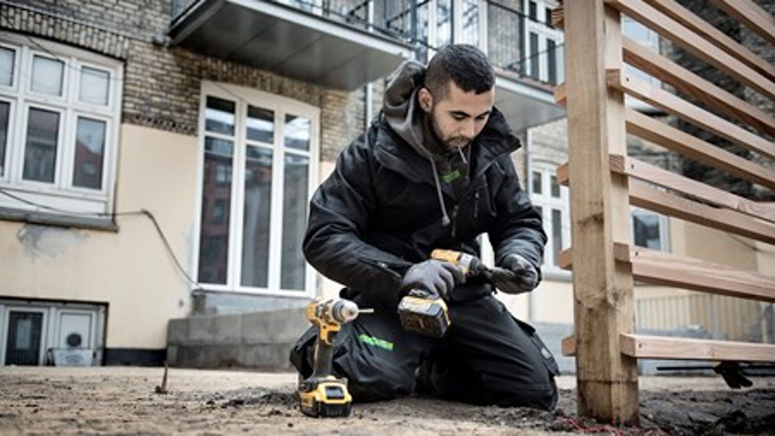 Ismaeil Akram fra Syrien håber på at blive tømrer. Han er i lære som arbejdsmand.