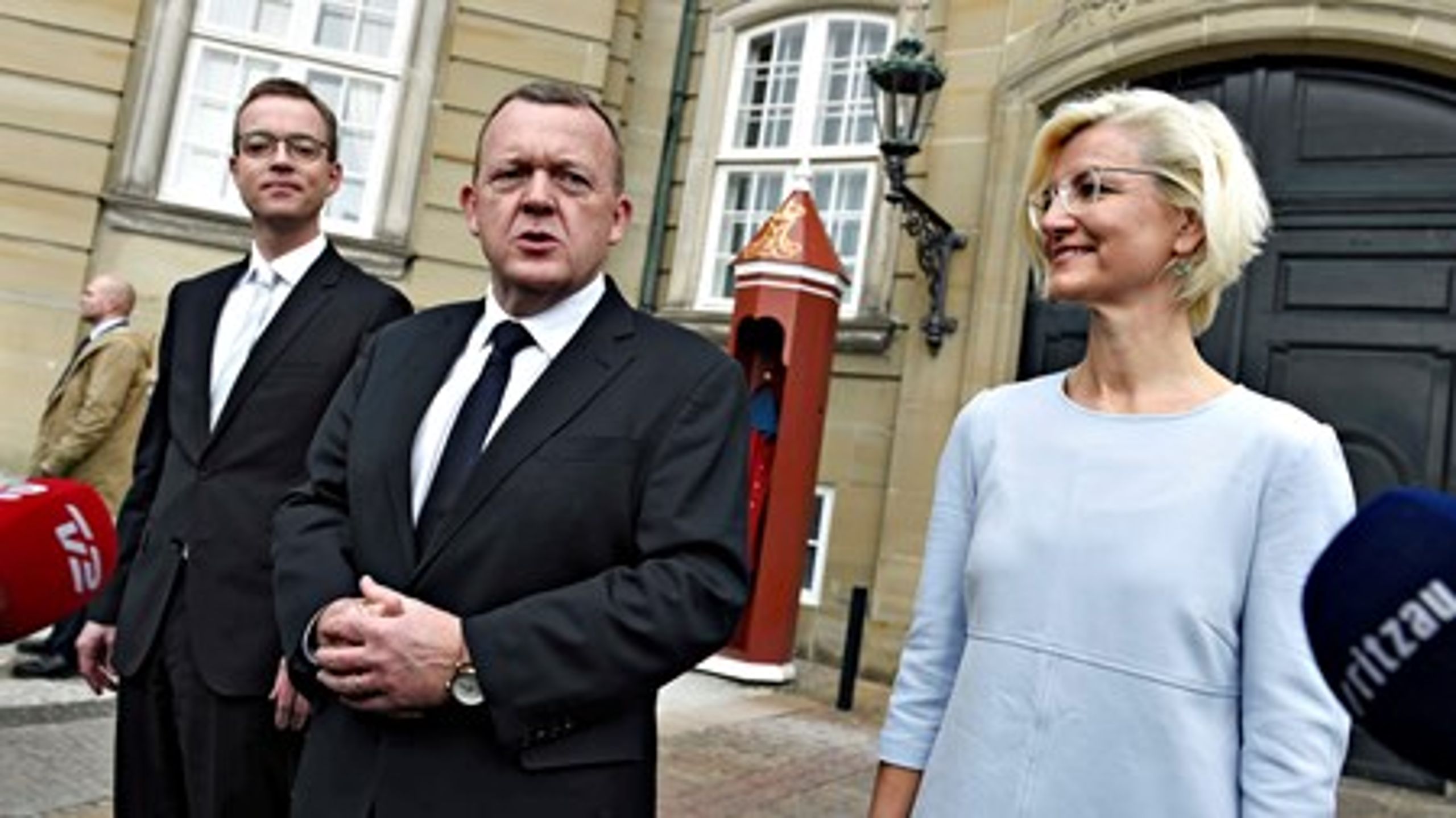 Lars Løkke Rasmussen præsenterede mandag sine nye ministre på Amalienborg.