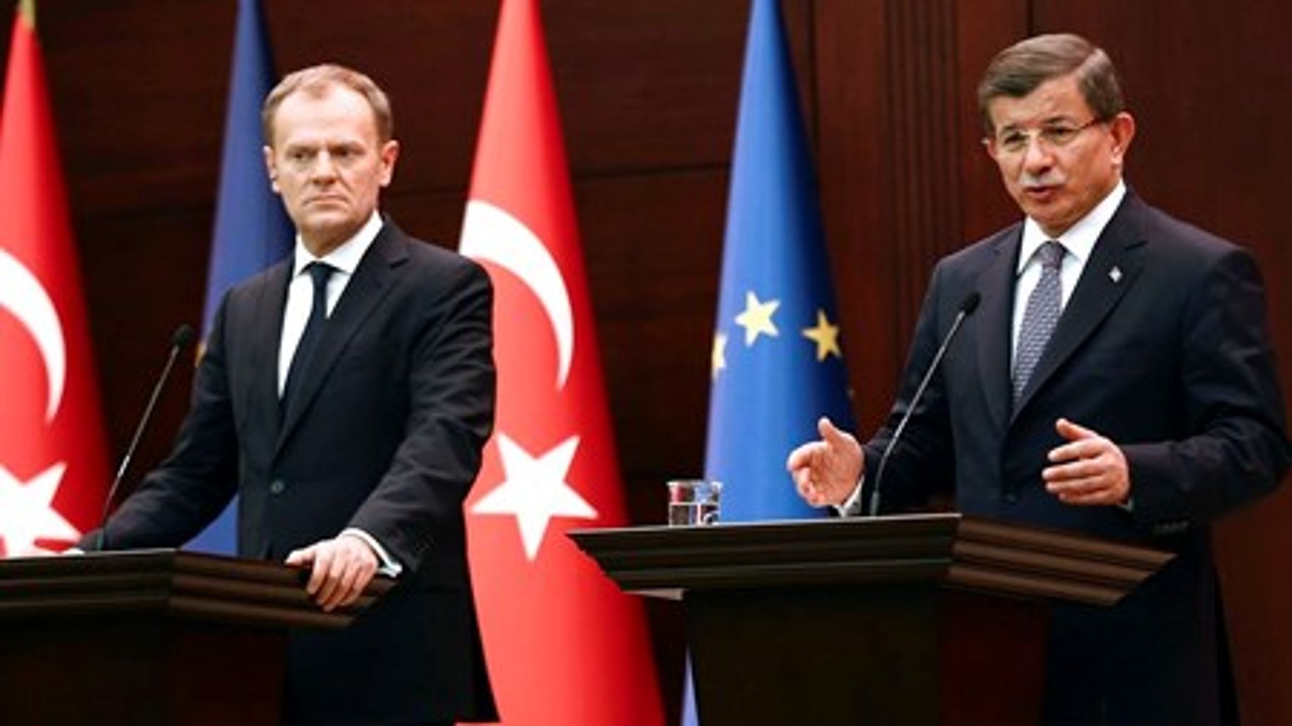Chefen for Det Europæiske Råd, Donald Tusk, og den tyrkiske premierminister, Ahmed Davutoglu, står centralt ved det topmøde, som EU's chefer mandag har med Tyrkiet om løsningen af flygtningekrisen.