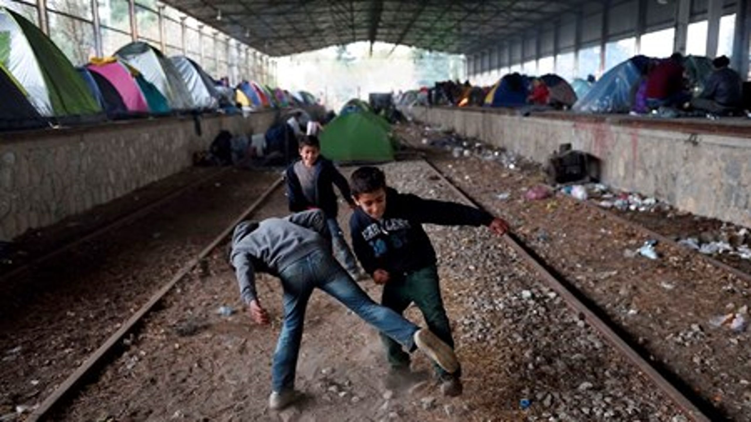 En rapport fra EU's Revisionsret leverer svidende&nbsp;kritik af&nbsp;migrationsprojekter i EU's nærområder. EU-Kommissionen måtte torsdag understrege, at rapporten ikke beskæftiger sig med den aktuelle flygtningekrise, som den ses her ved den græsk-makedonske grænse.